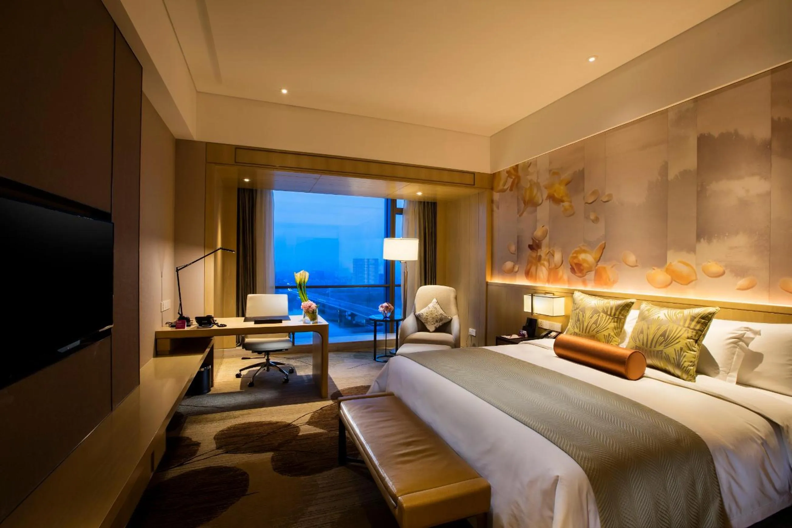 Standard King Room with River View - Smoking in Crowne Plaza Fuzhou Riverside by IHG