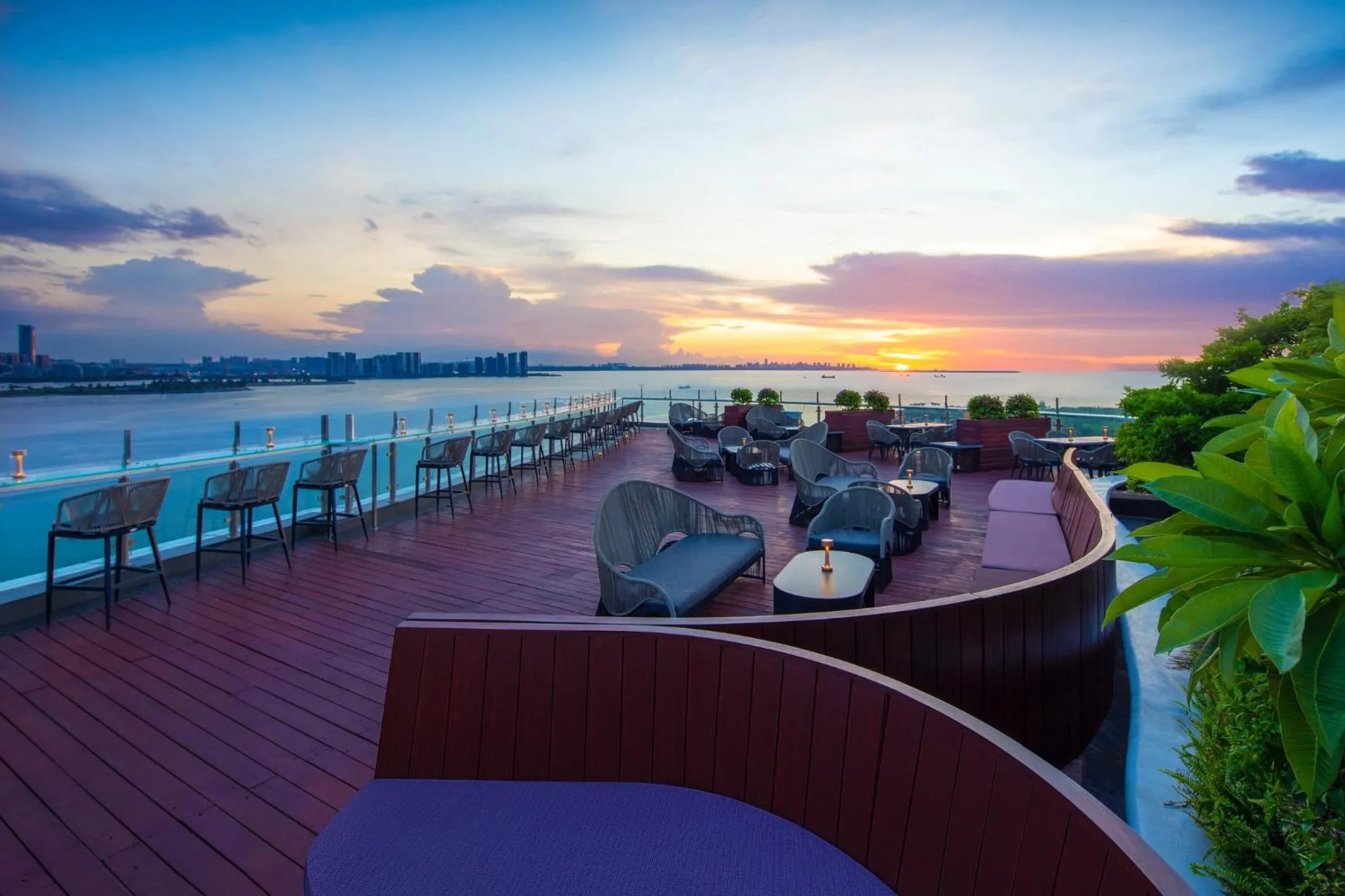 Restaurant/places to eat in InterContinental Haikou Seaview by IHG