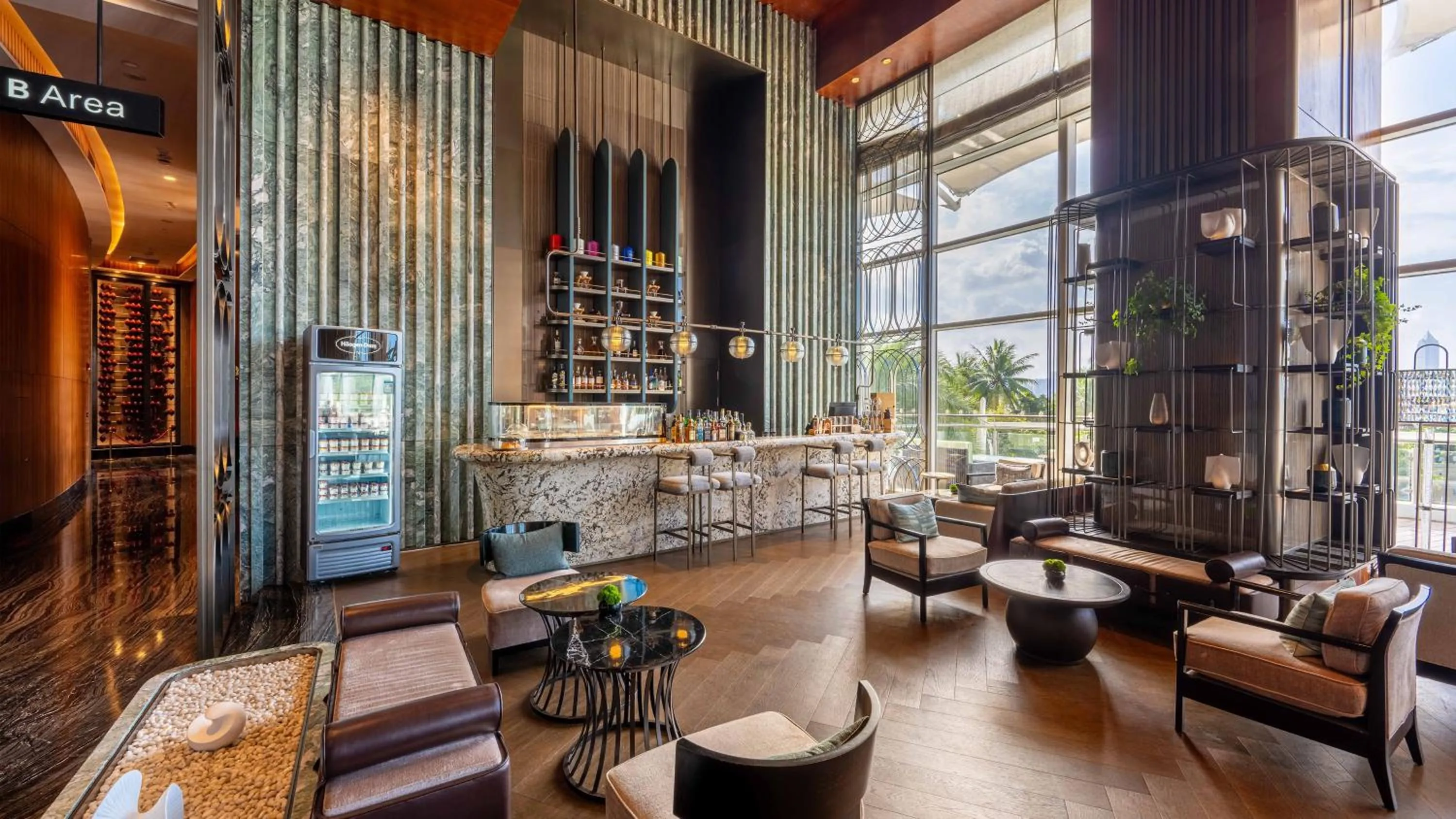 Lounge or bar in InterContinental Haikou Seaview by IHG