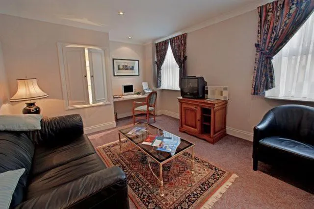 Living room in Regency Hotel