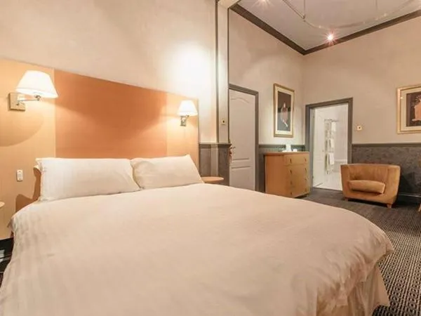 Bedroom, Bed in Regency Hotel