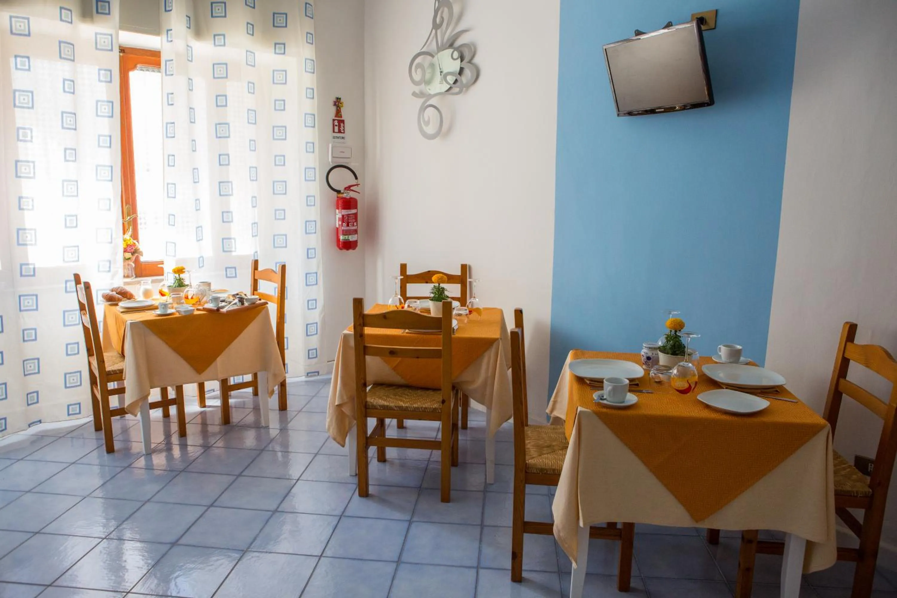 Communal lounge/ TV room in B&B Posidonia