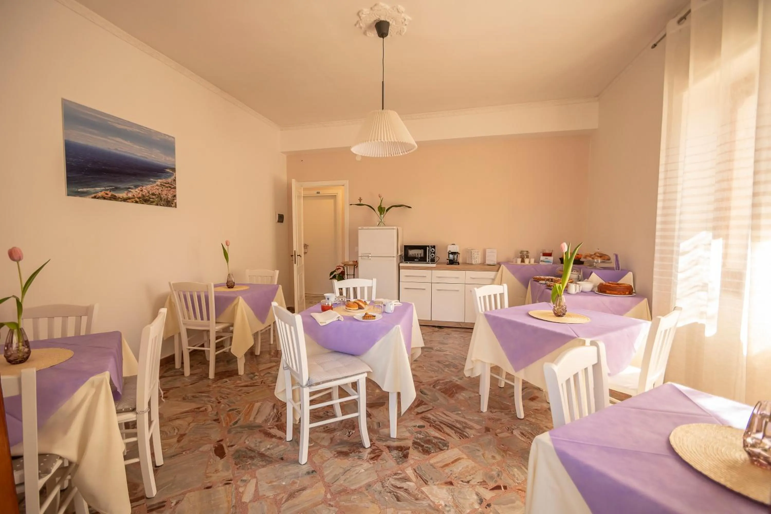 Communal lounge/ TV room in B&B Posidonia