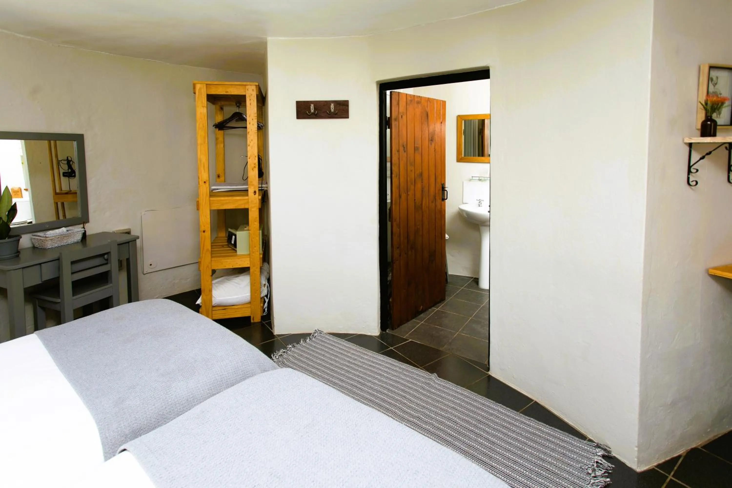 wardrobe, Bed in Bella Manga Country Escape