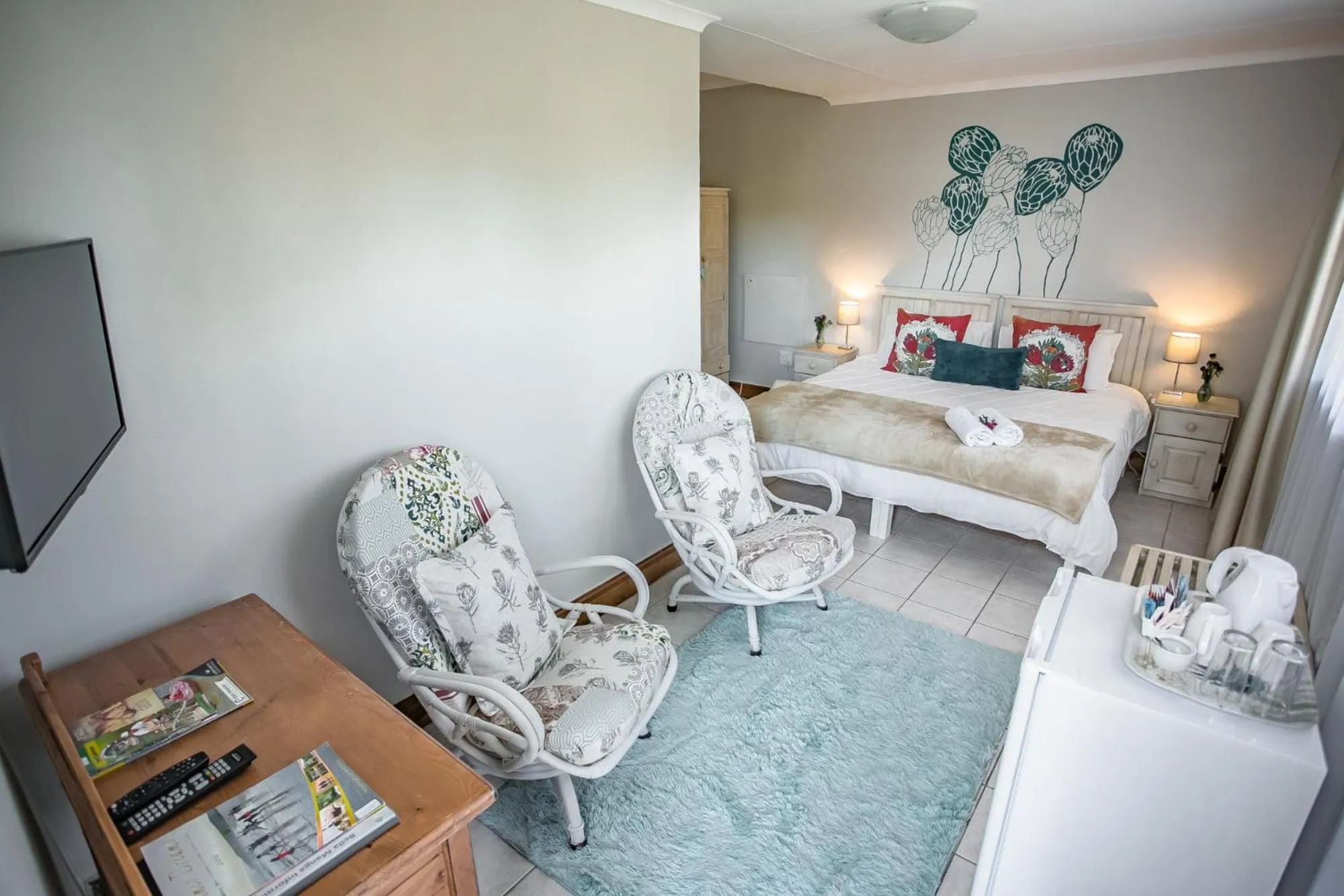 Seating area, Bed in Bella Manga Country Escape