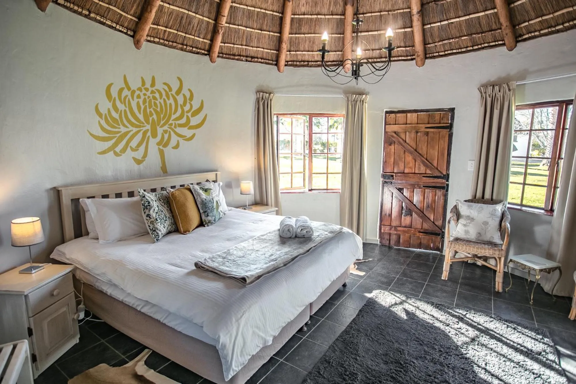 Seating area, Bed in Bella Manga Country Escape