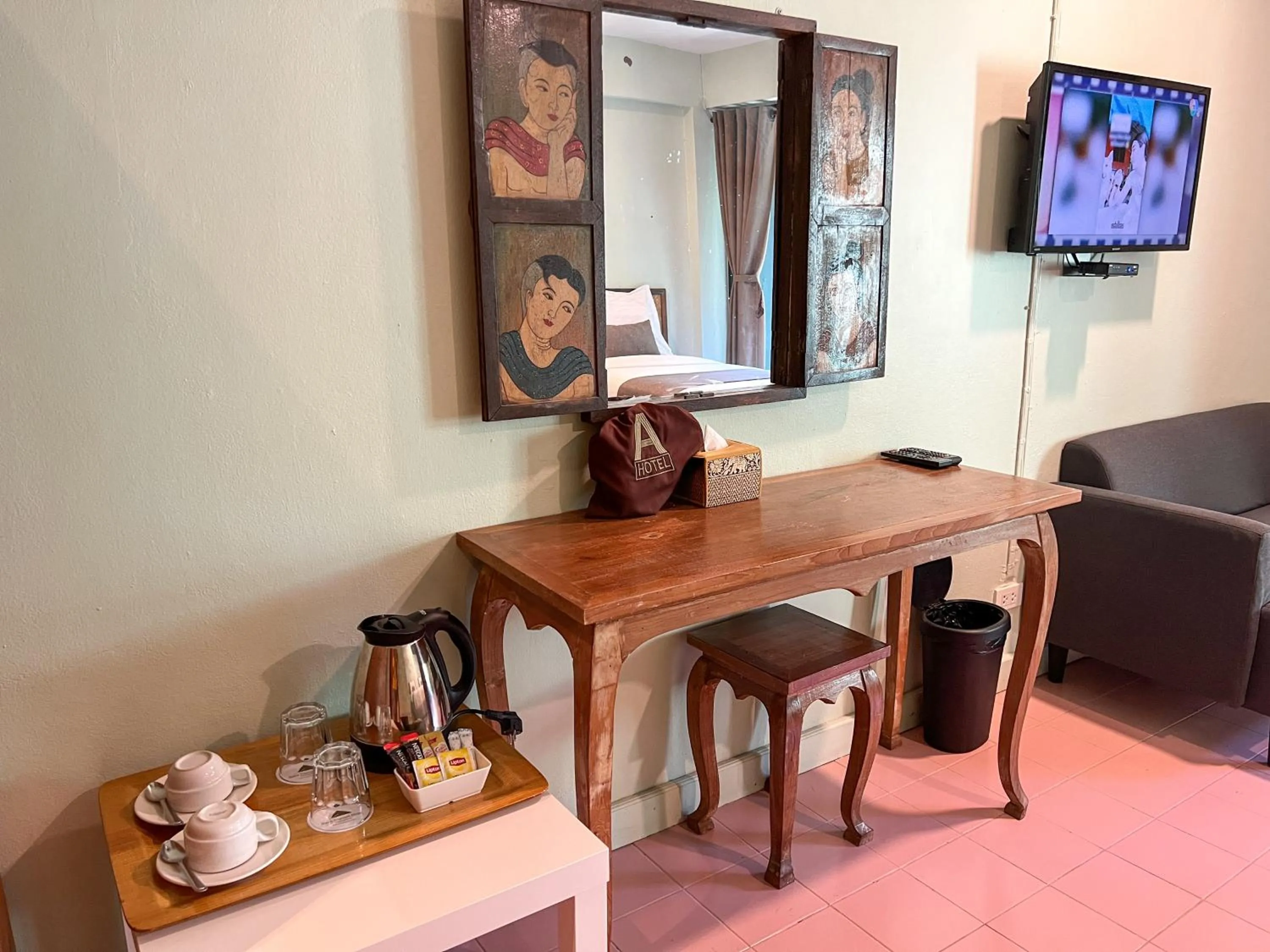 TV and multimedia in A Hotel Budget