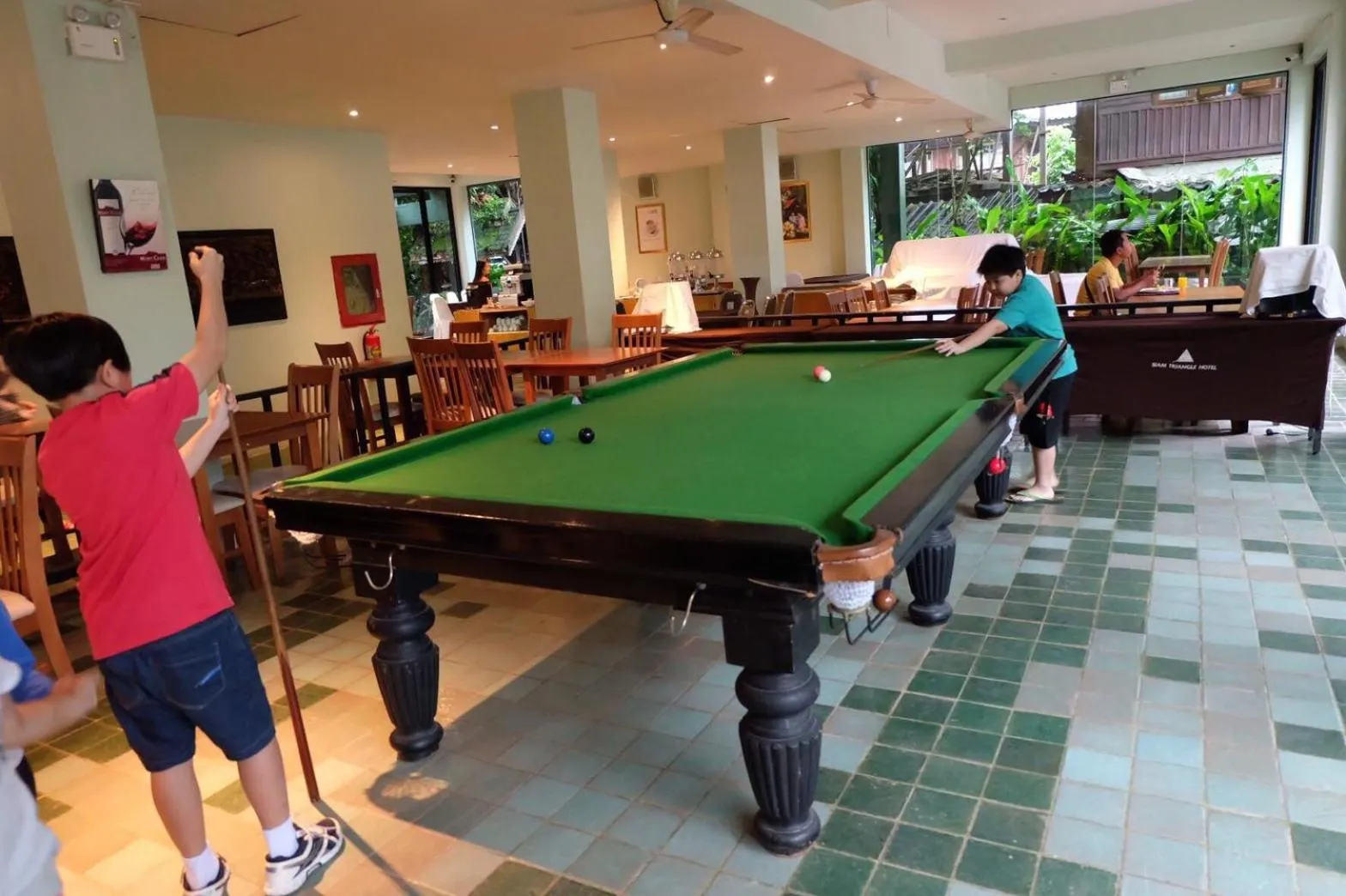 Billiard in A Hotel Budget
