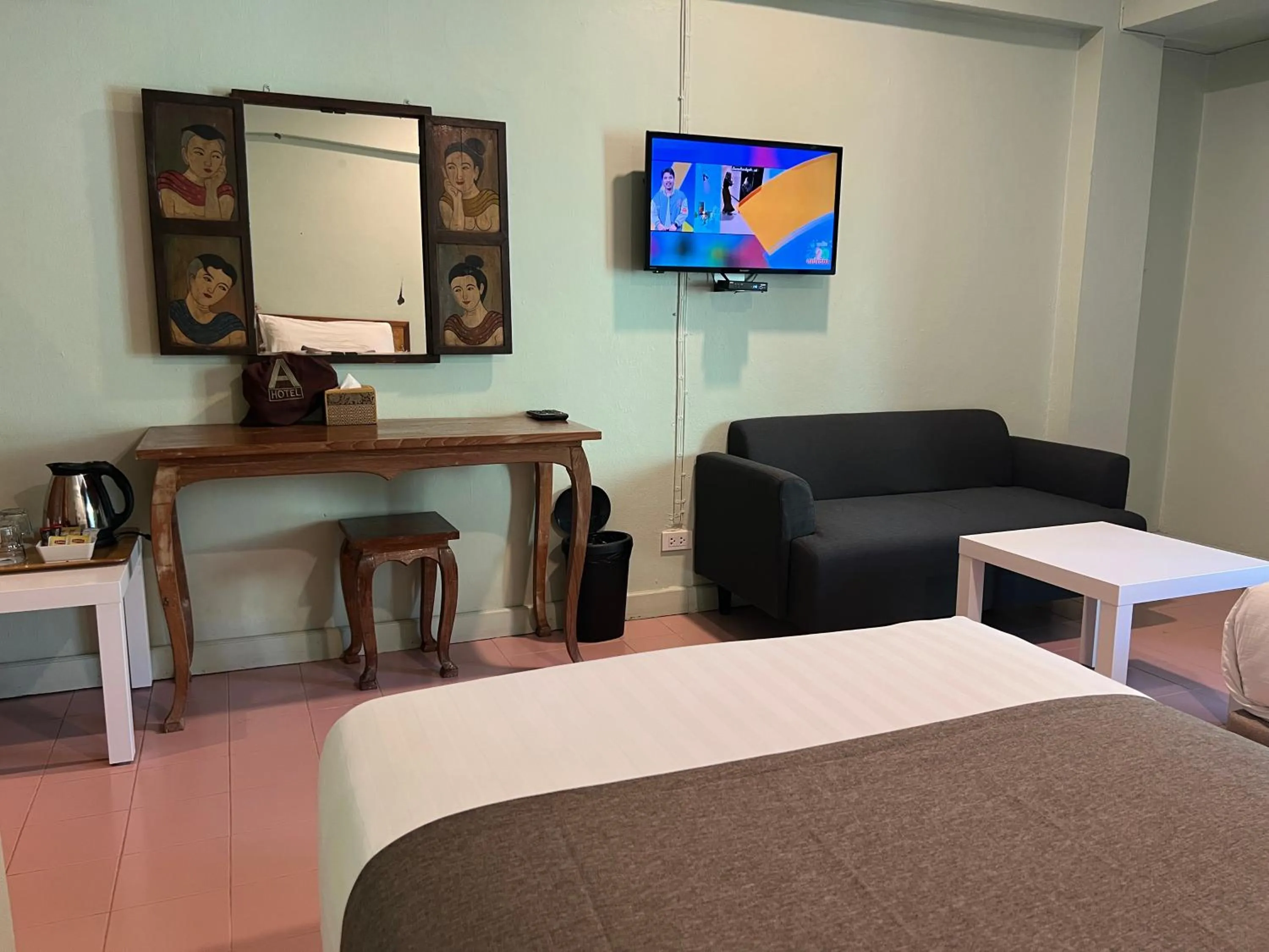 Seating area, Bed in A Hotel Budget