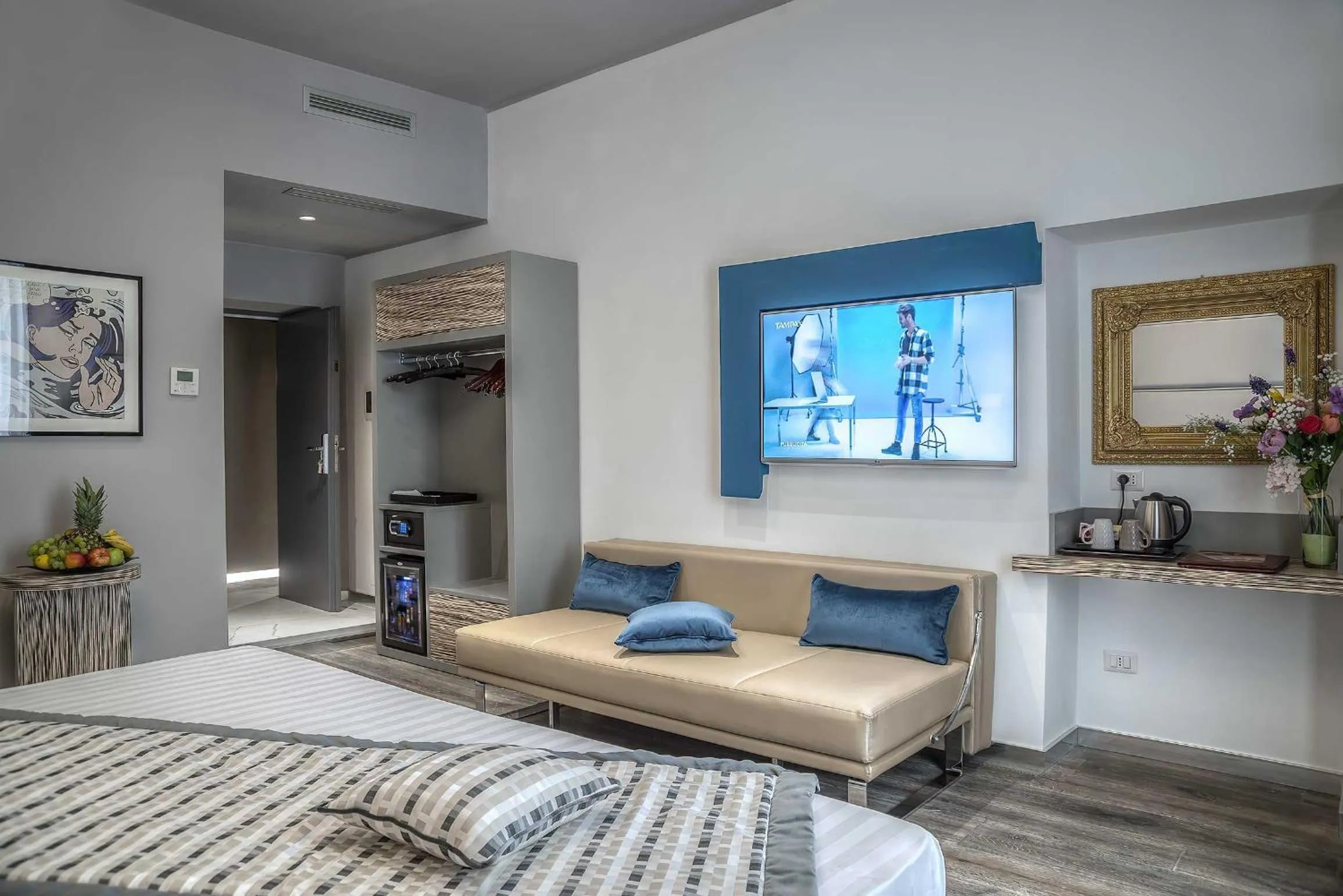 Decorative detail, Bed in Colonna Suite Del Corso