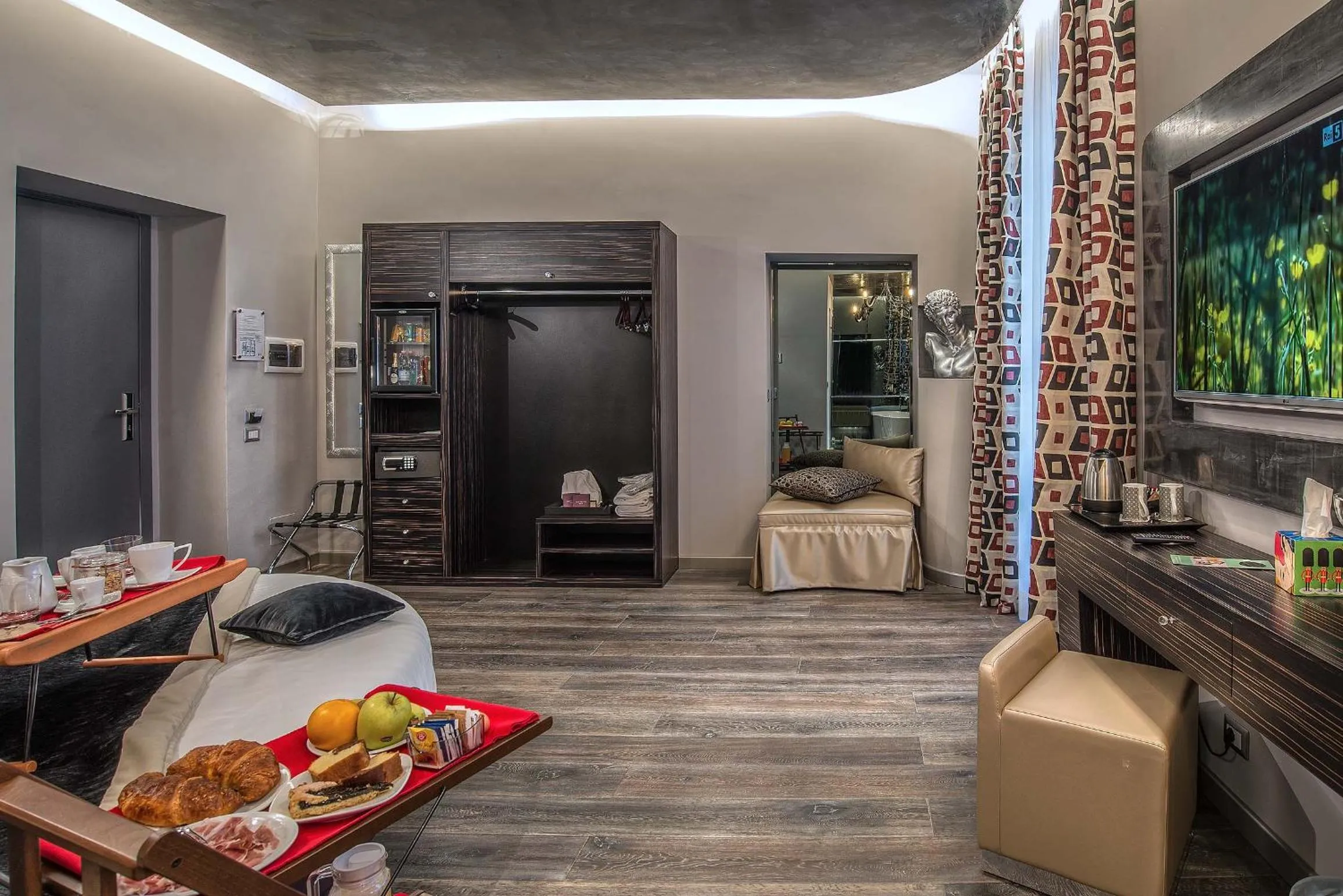 Photo of the whole room in Colonna Suite Del Corso