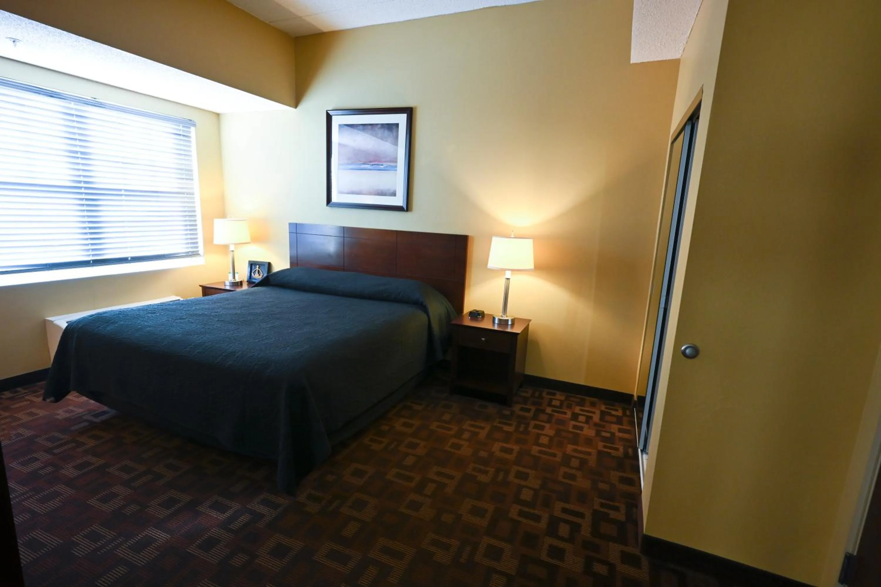 Bedroom, Bed in Wild Rose Casino & Hotel Emmetsburg
