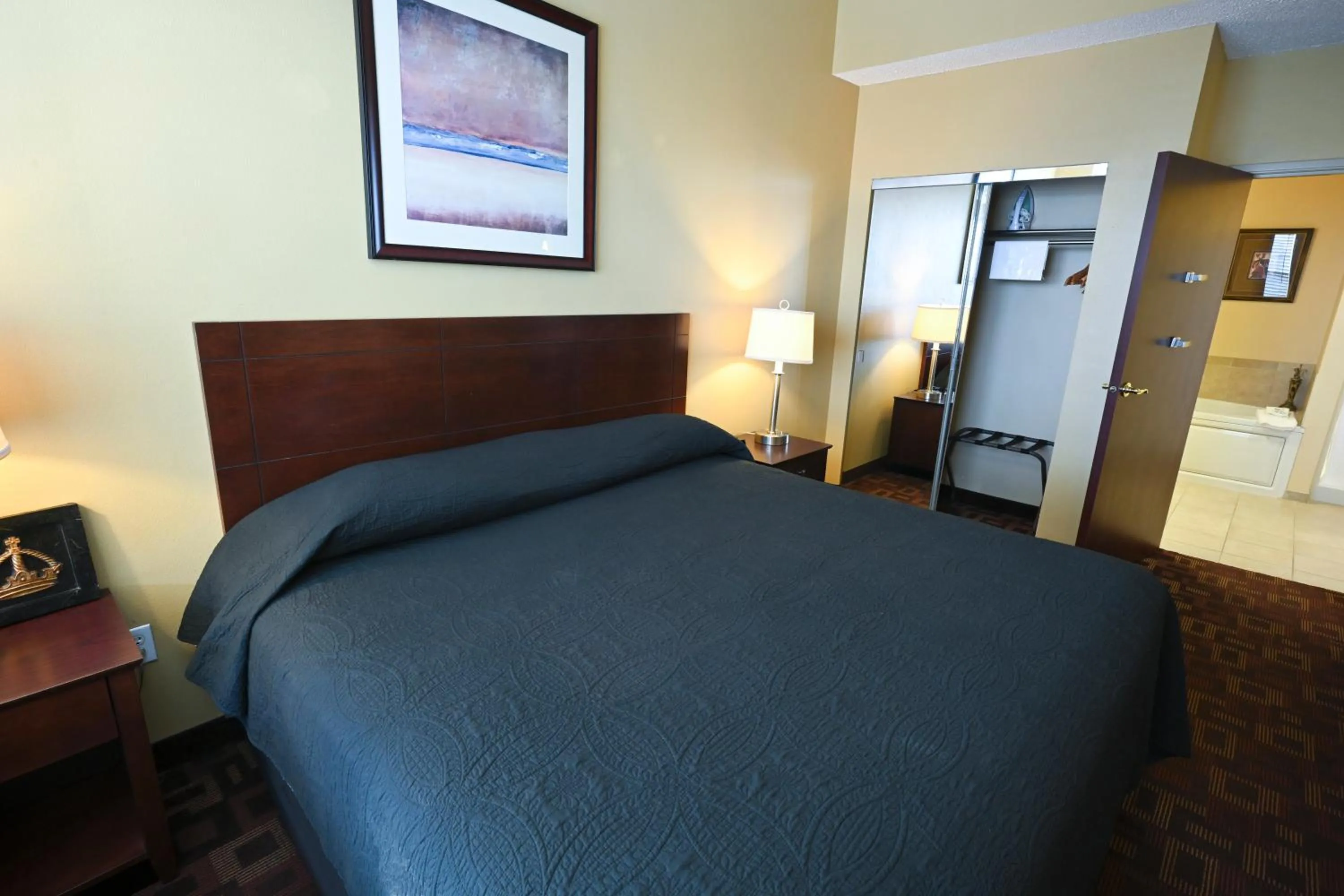 Bedroom, Bed in Wild Rose Casino & Hotel Emmetsburg
