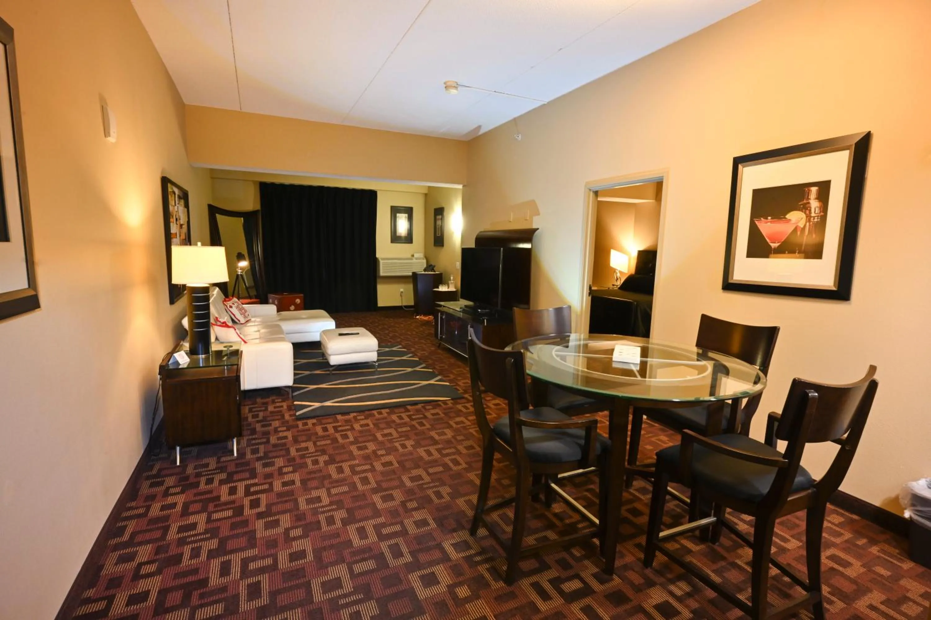 Seating area, Bed in Wild Rose Casino & Hotel Emmetsburg