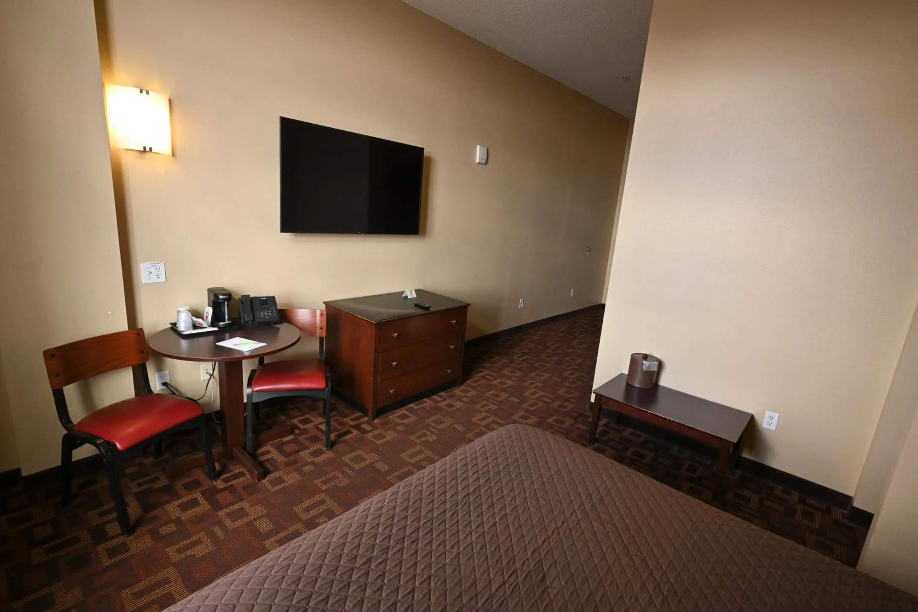 TV and multimedia, Bed in Wild Rose Casino & Hotel Emmetsburg