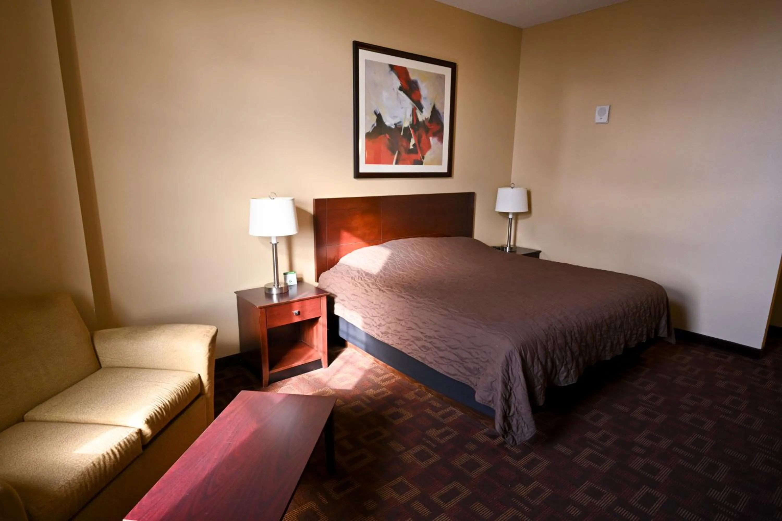 Bedroom, Bed in Wild Rose Casino & Hotel Emmetsburg