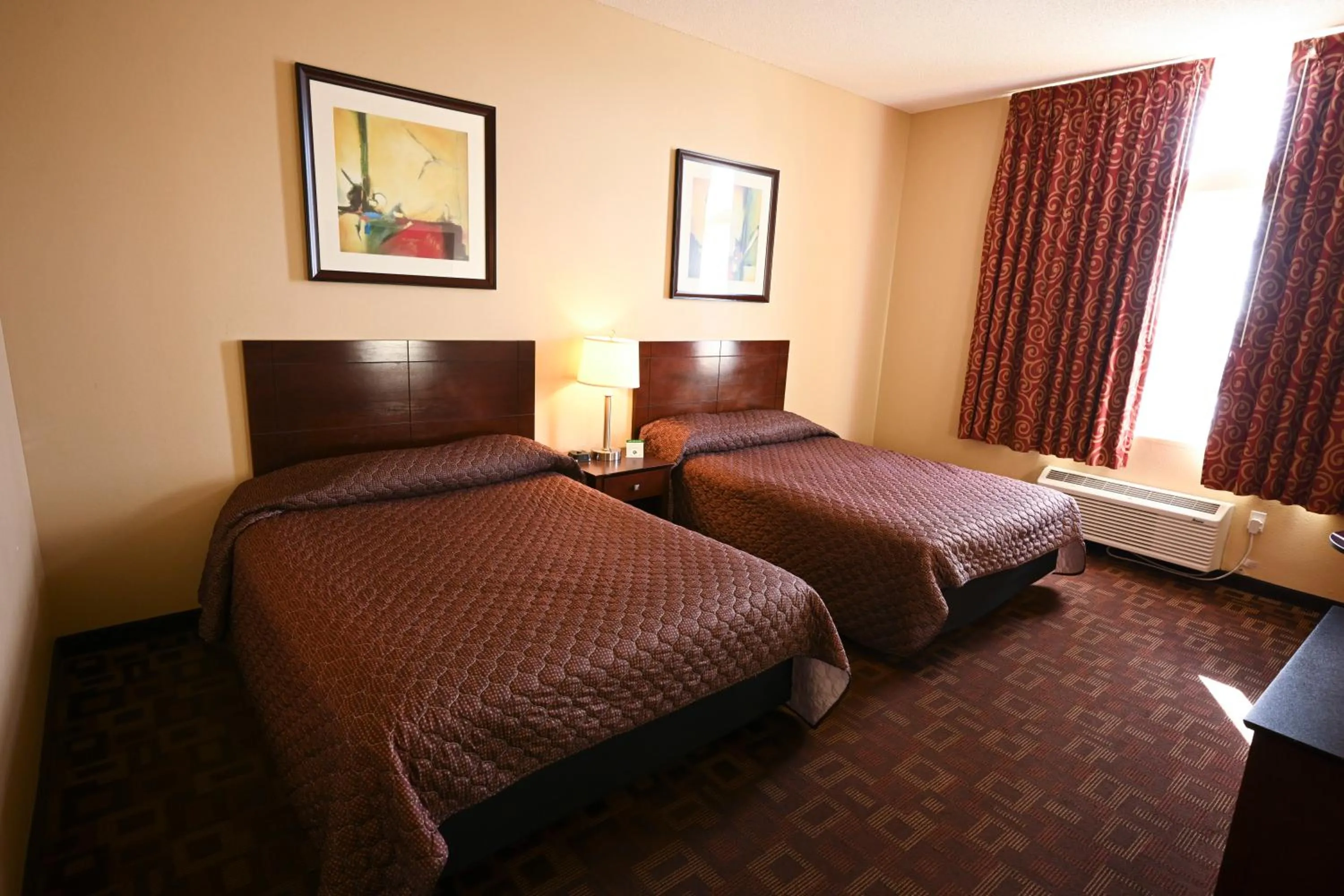 Bedroom, Bed in Wild Rose Casino & Hotel Emmetsburg