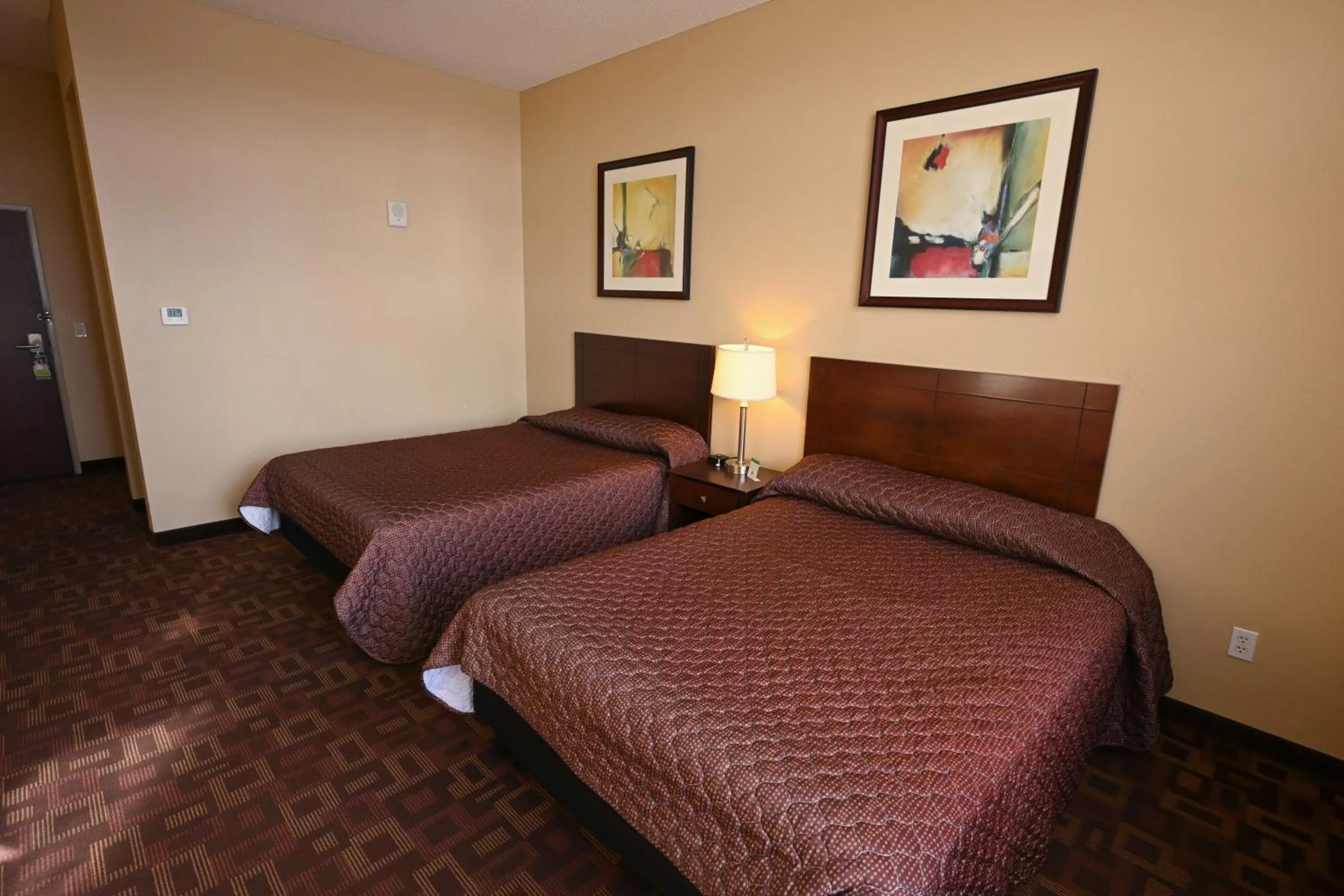 Bedroom, Bed in Wild Rose Casino & Hotel Emmetsburg