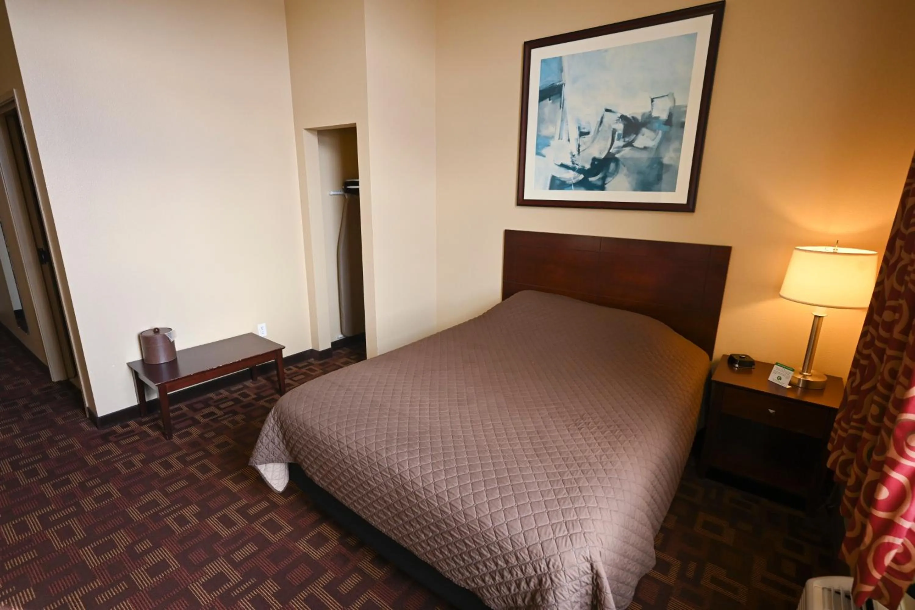 Bedroom, Bed in Wild Rose Casino & Hotel Emmetsburg