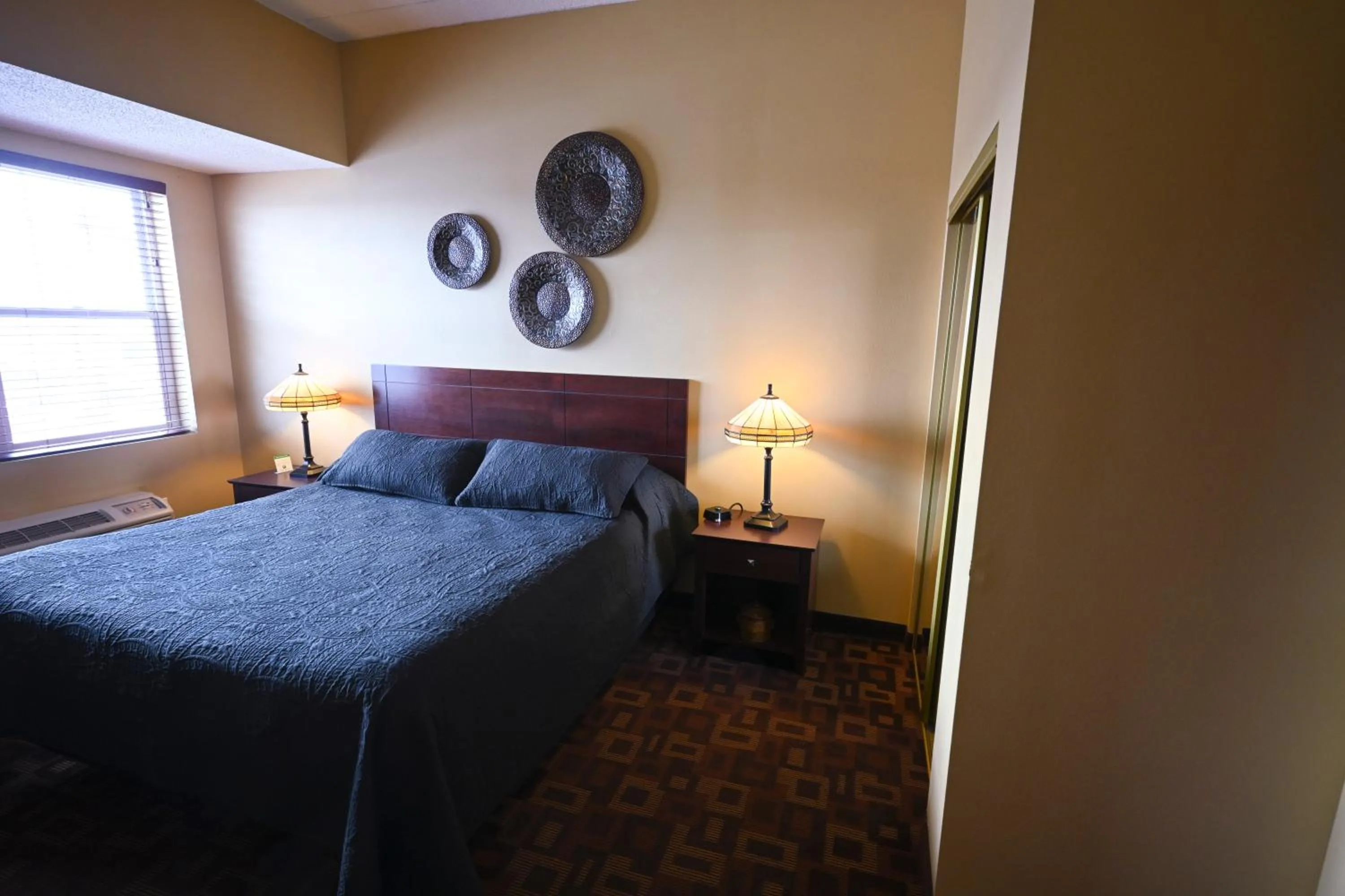 Bedroom, Bed in Wild Rose Casino & Hotel Emmetsburg
