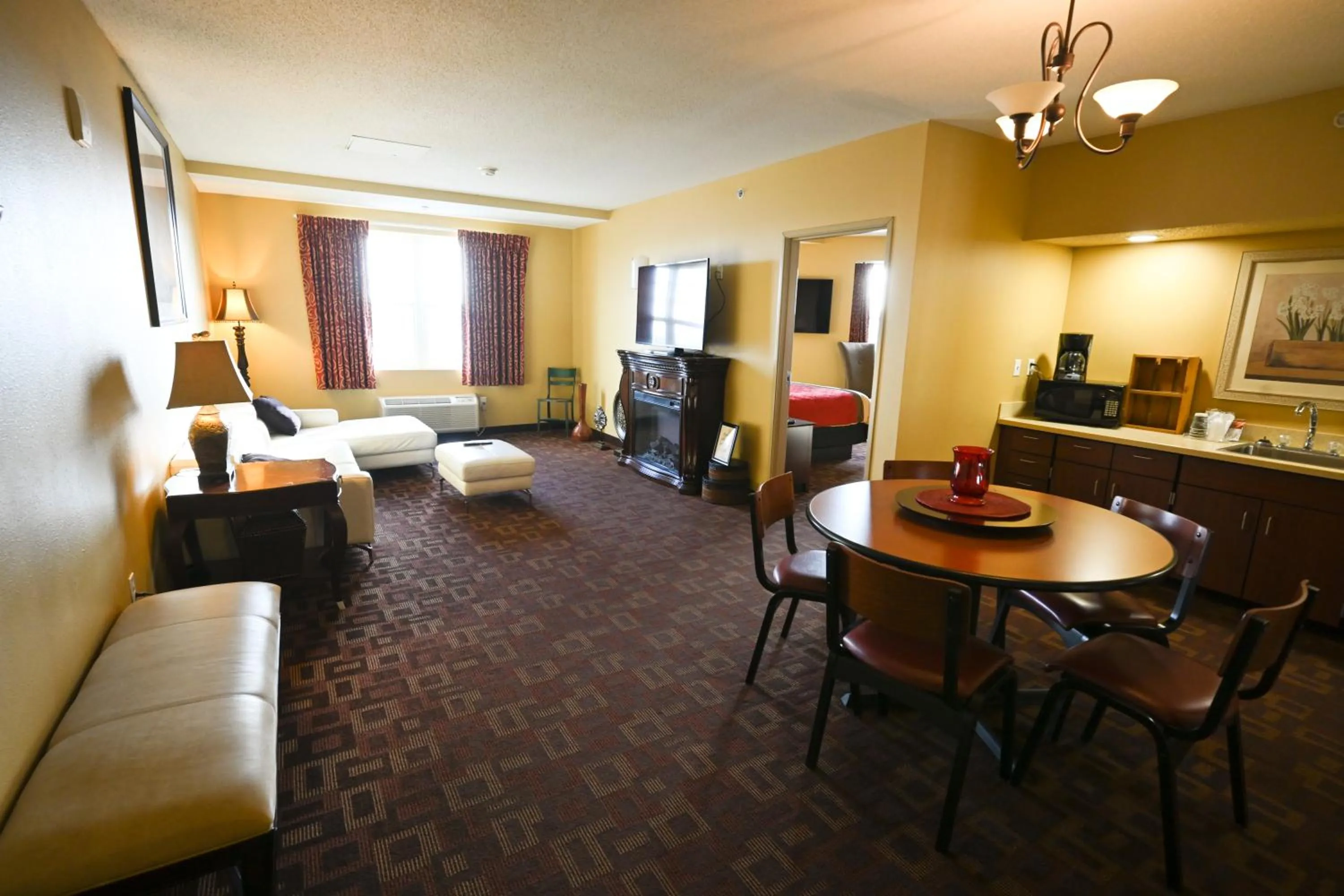 Seating area, Bed in Wild Rose Casino & Hotel Emmetsburg