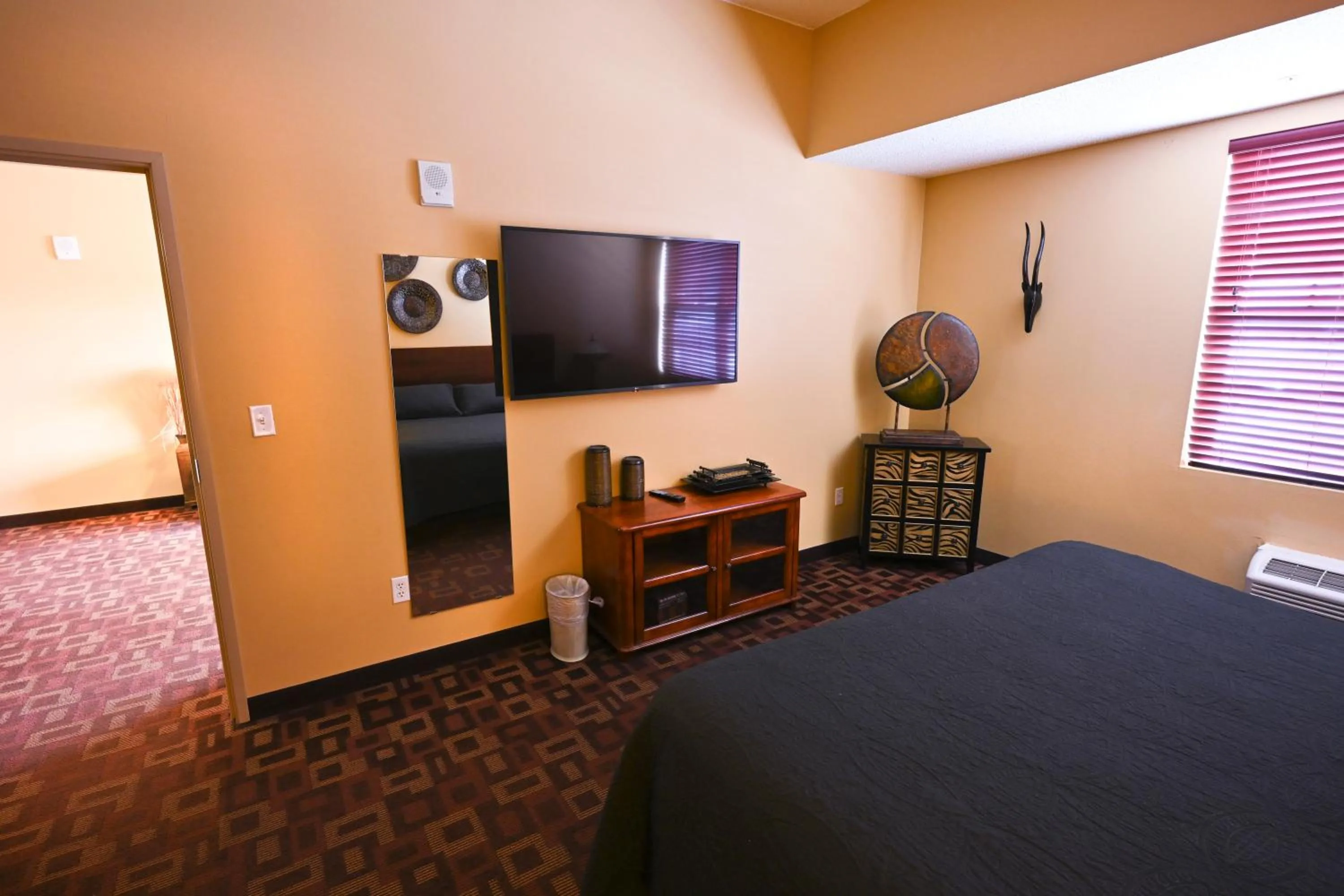 Bedroom, Bed in Wild Rose Casino & Hotel Emmetsburg