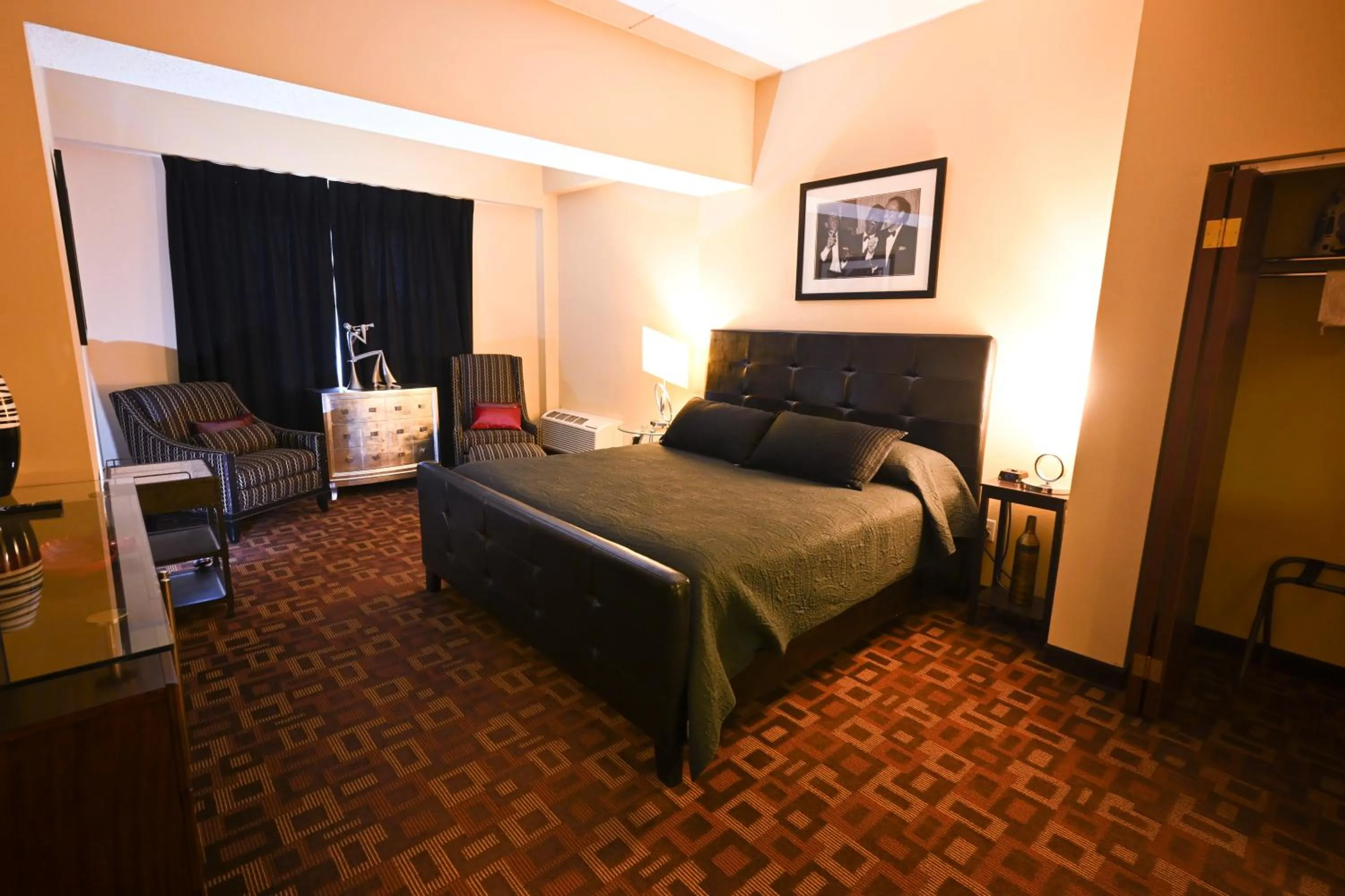 Bedroom, Bed in Wild Rose Casino & Hotel Emmetsburg