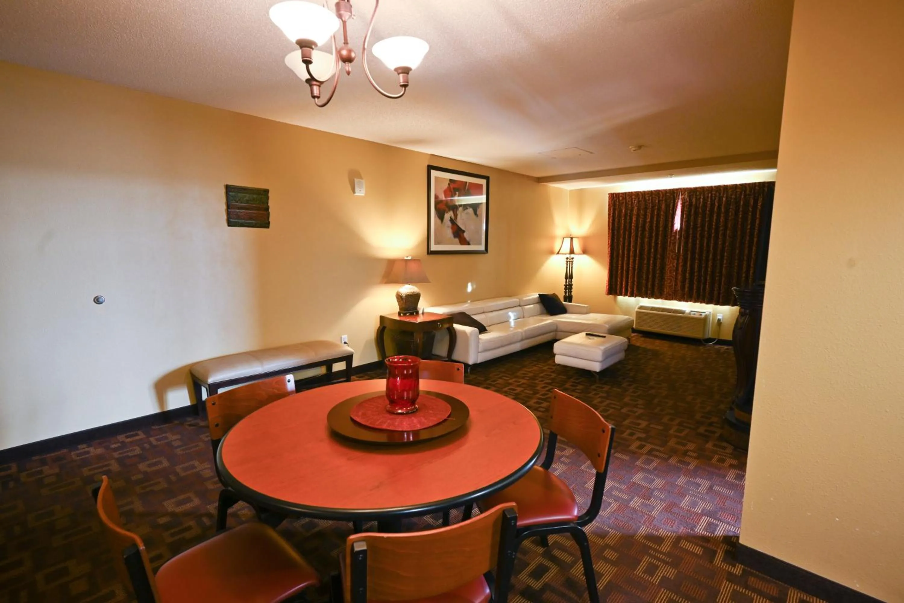 Seating area, Bed in Wild Rose Casino & Hotel Emmetsburg