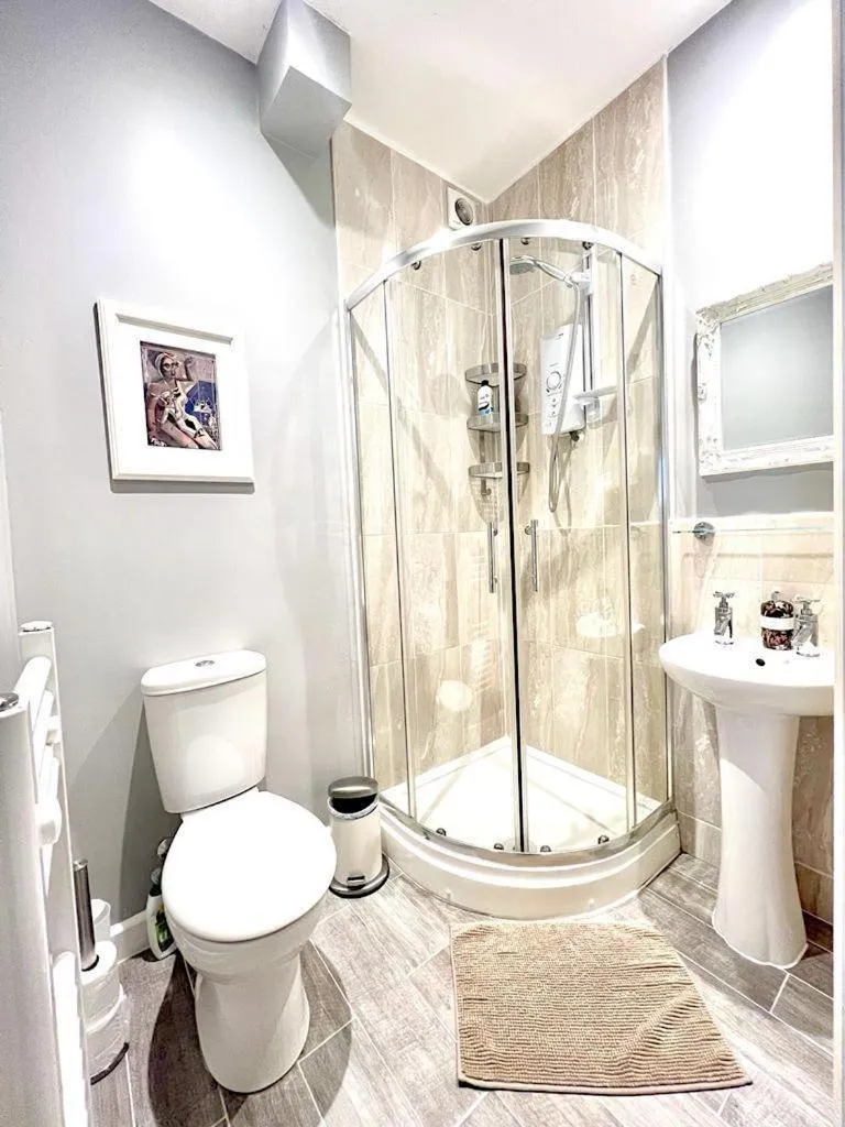 Shower in Colthrop Manor B&B