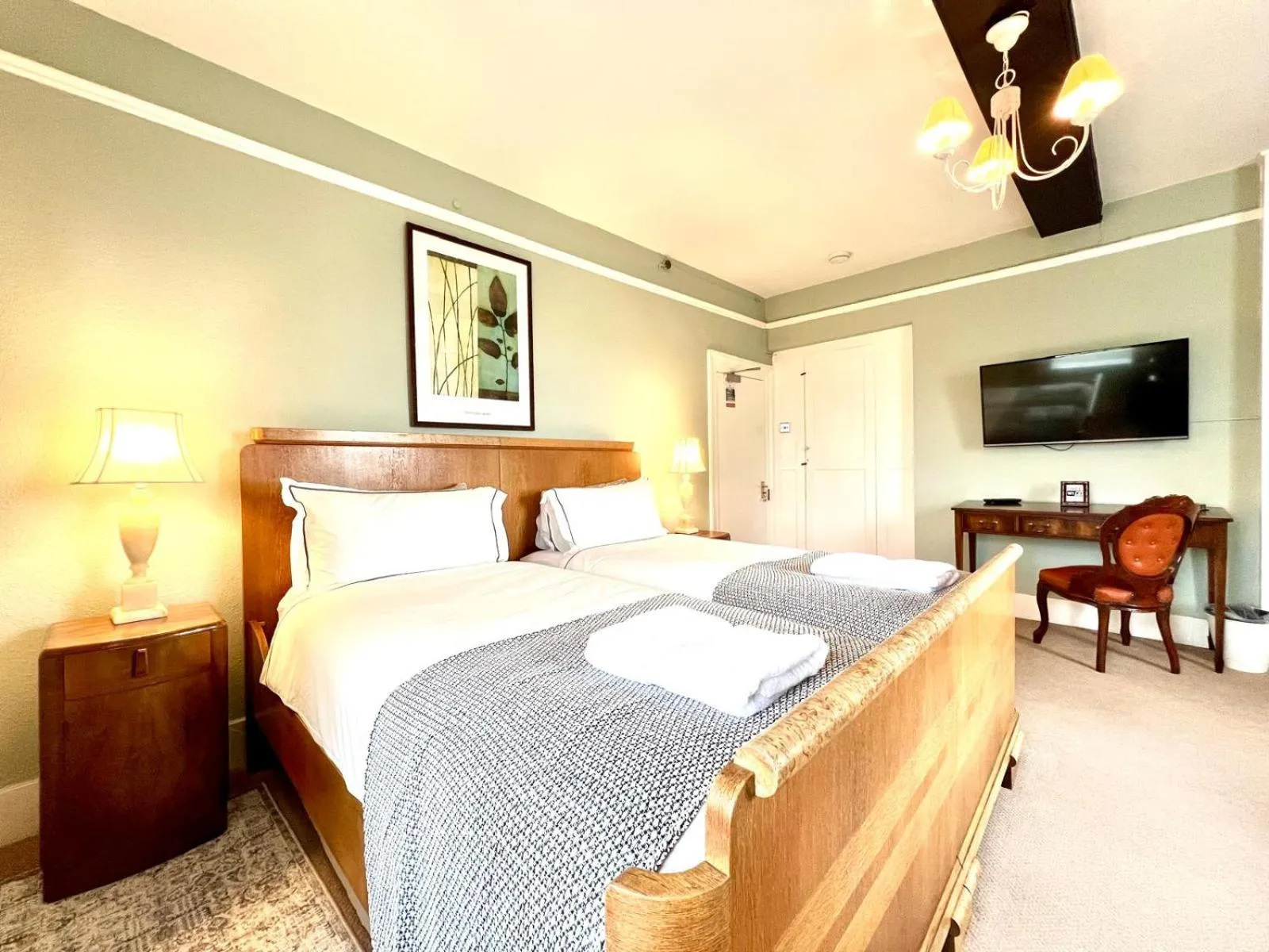 Bed in Colthrop Manor B&B