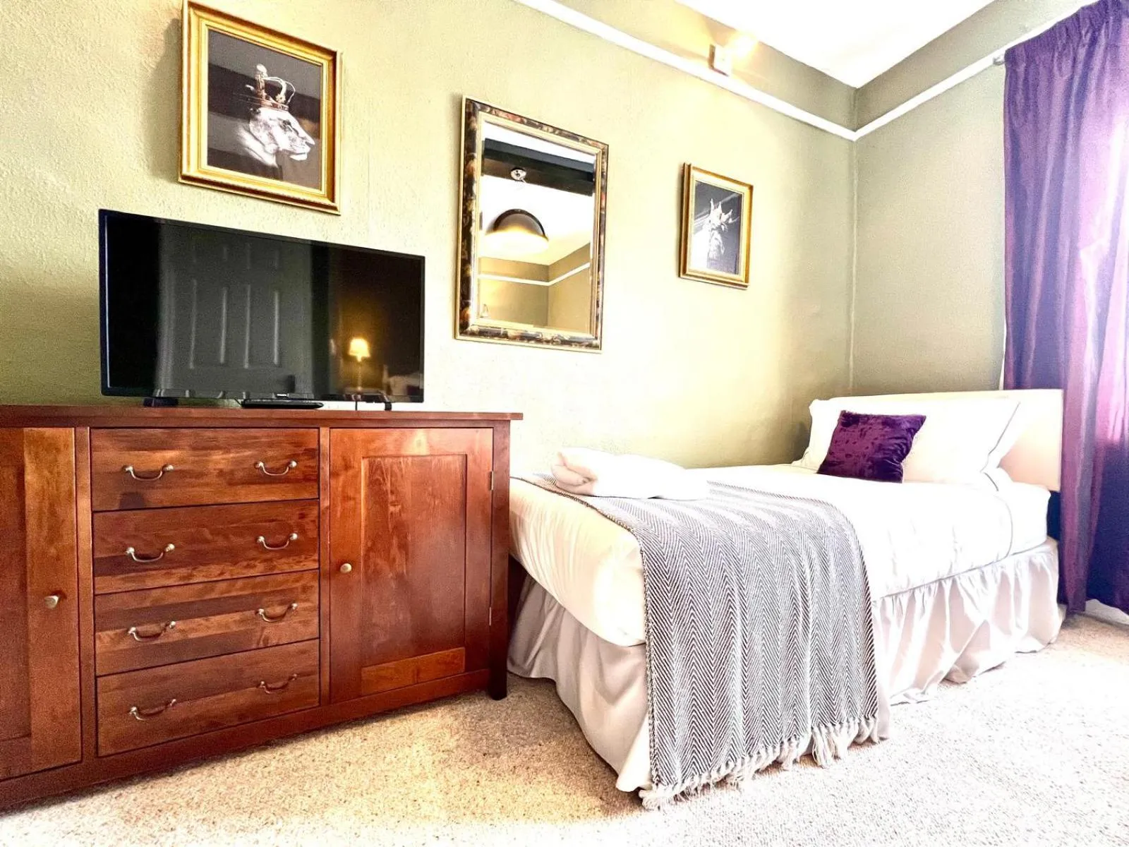 Bed in Colthrop Manor B&B