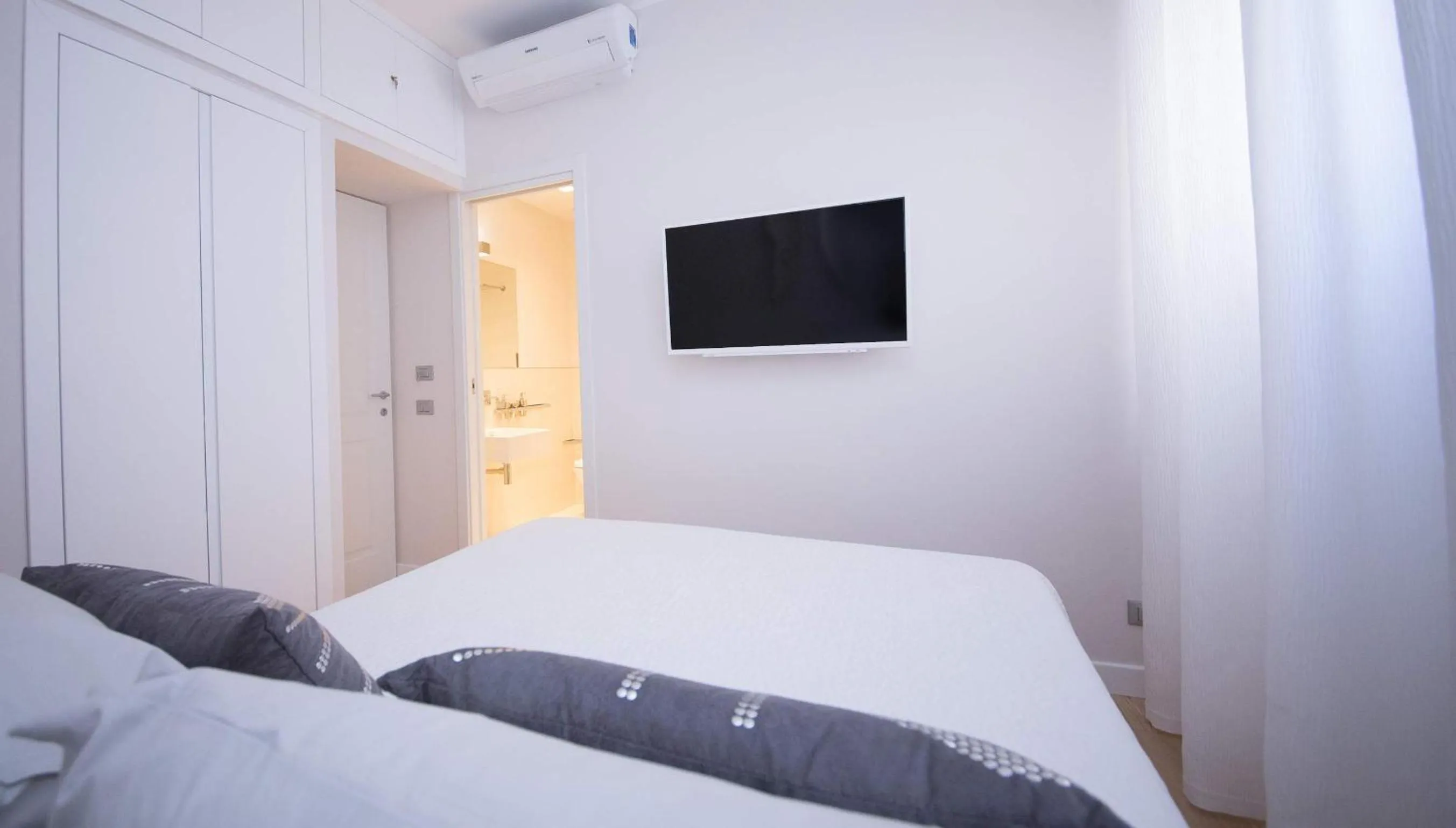 TV and multimedia, Bed in Suite 136