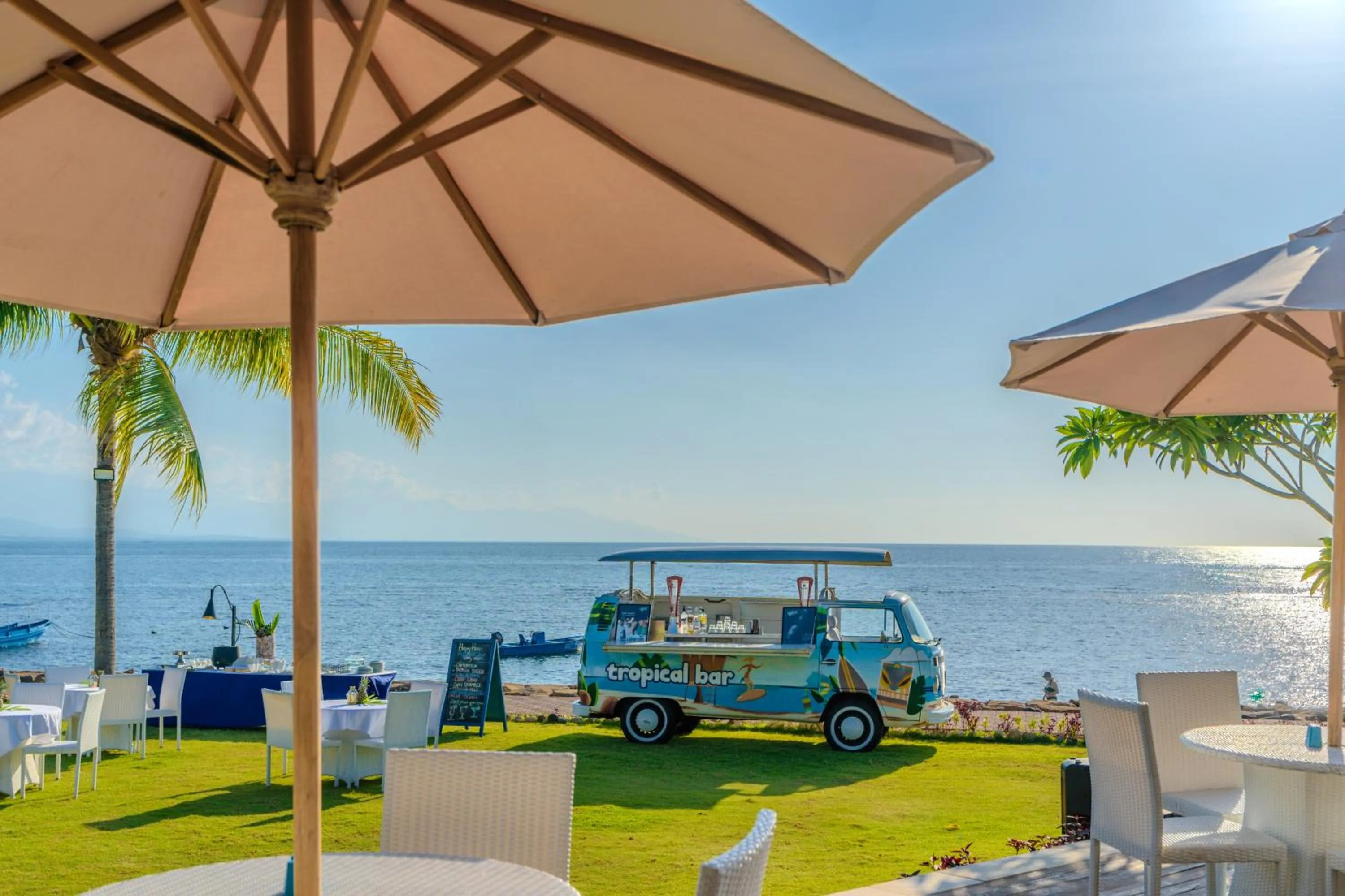 Restaurant/places to eat in Lovina Beach Club & Resort