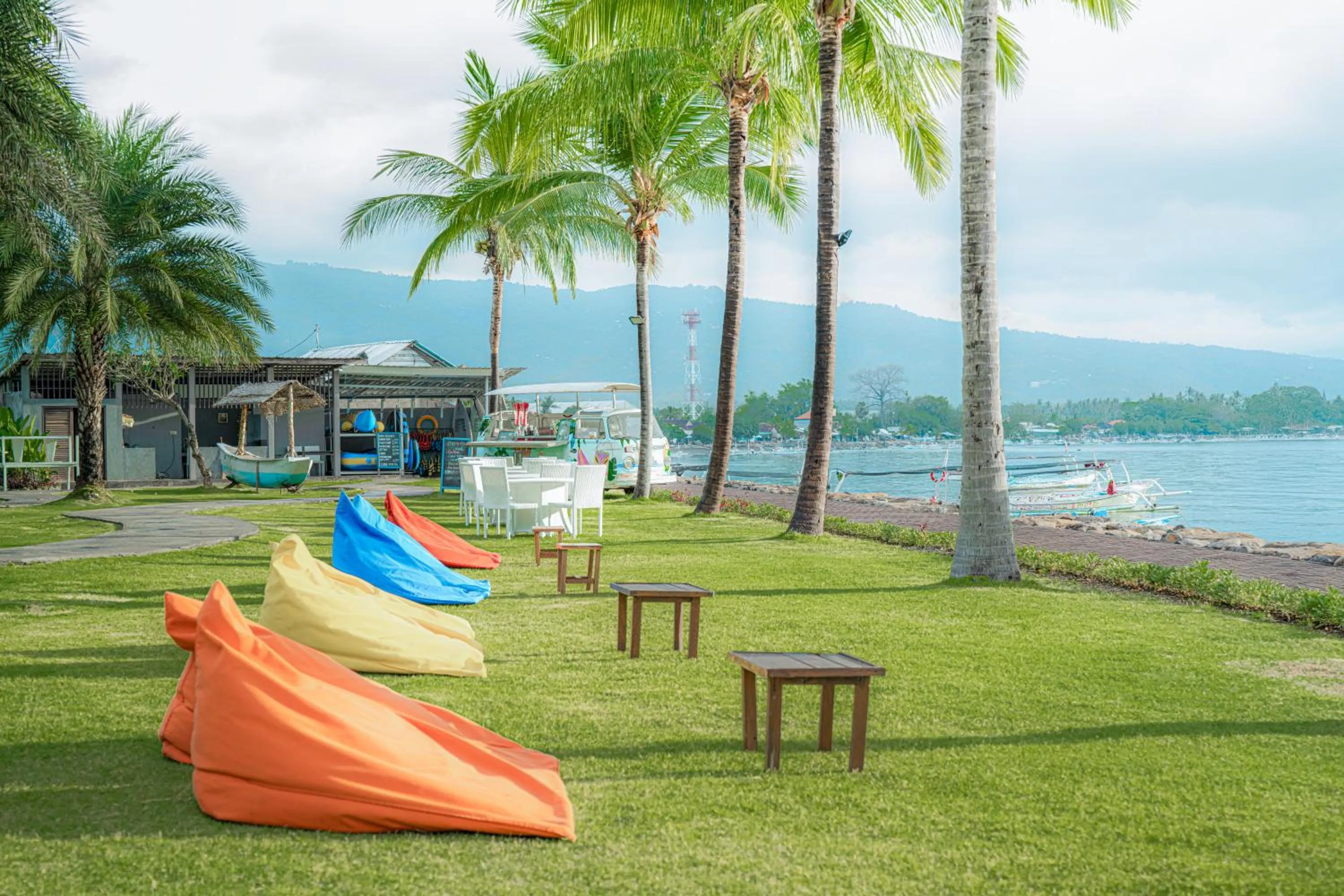 Restaurant/places to eat in Lovina Beach Club & Resort