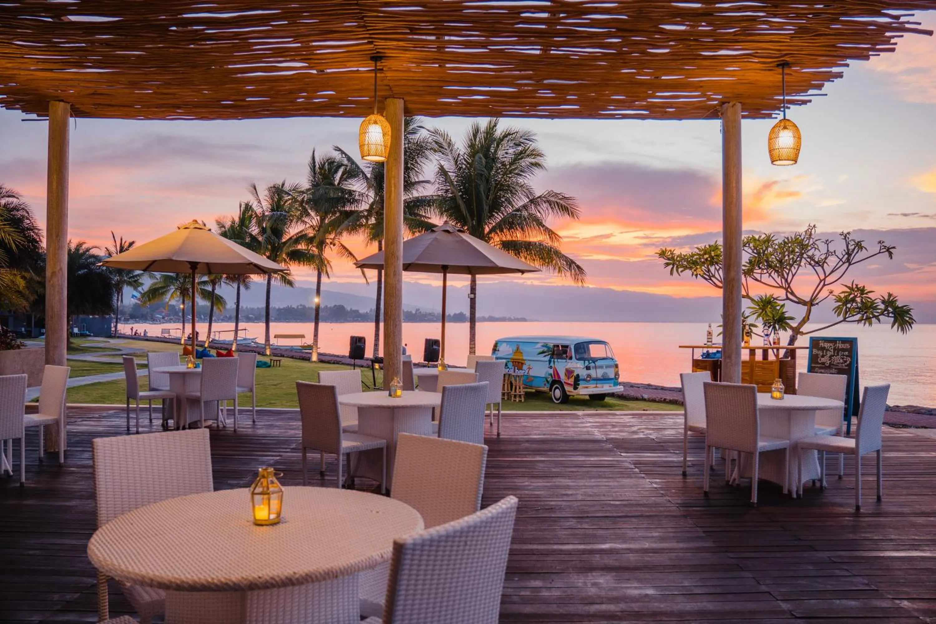 Restaurant/places to eat in Lovina Beach Club & Resort