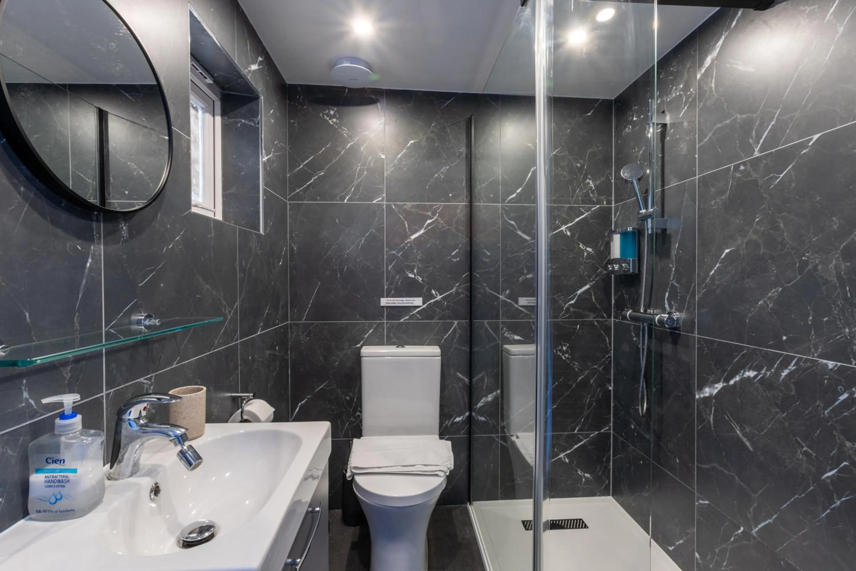 Shower in Katolondonhaus