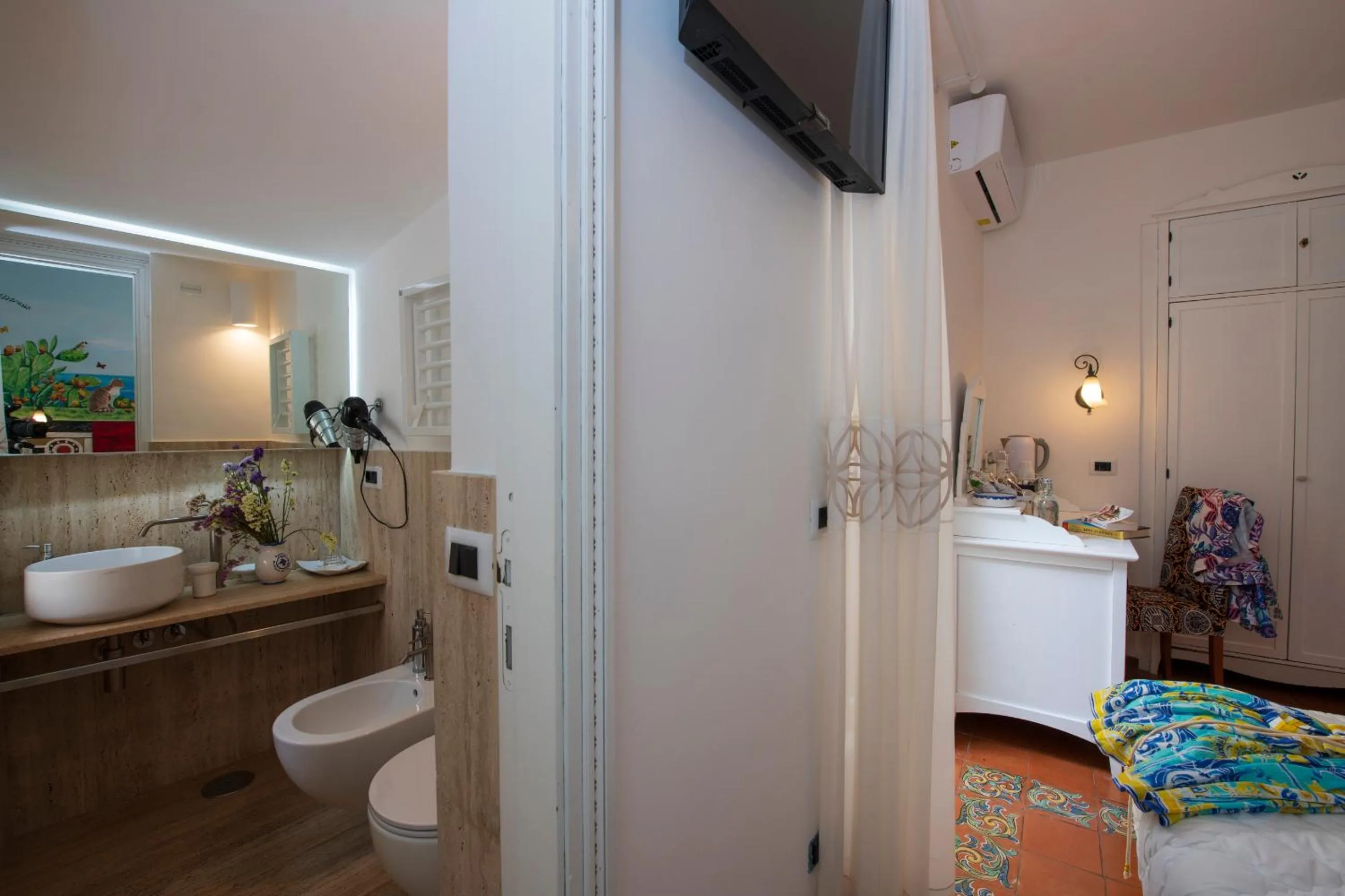 Bathroom in Hotel Antica Repubblica in Amalfi center at 100mt from the sea