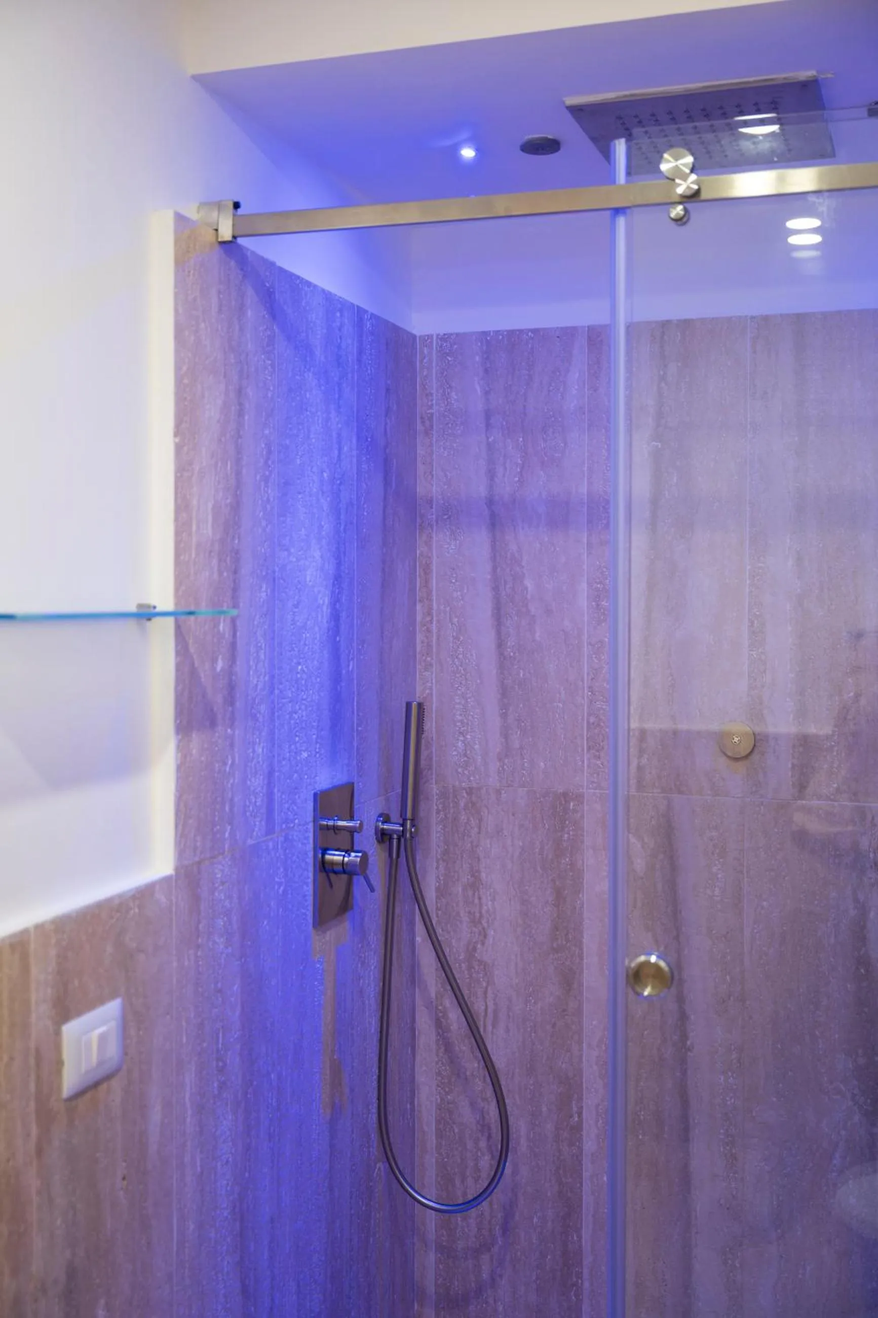 Shower in Hotel Antica Repubblica in Amalfi center at 100mt from the sea