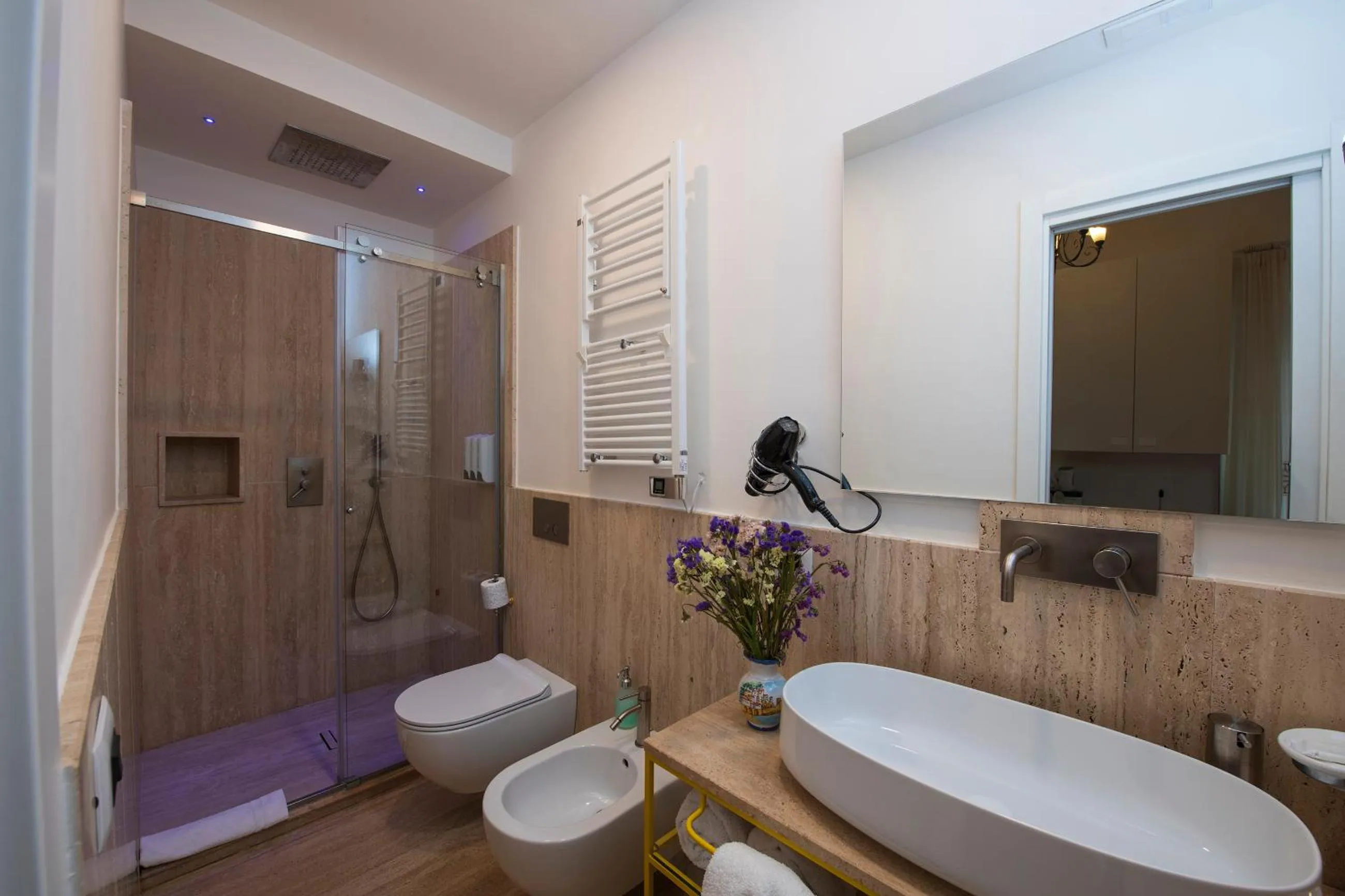 Shower in Hotel Antica Repubblica in Amalfi center at 100mt from the sea