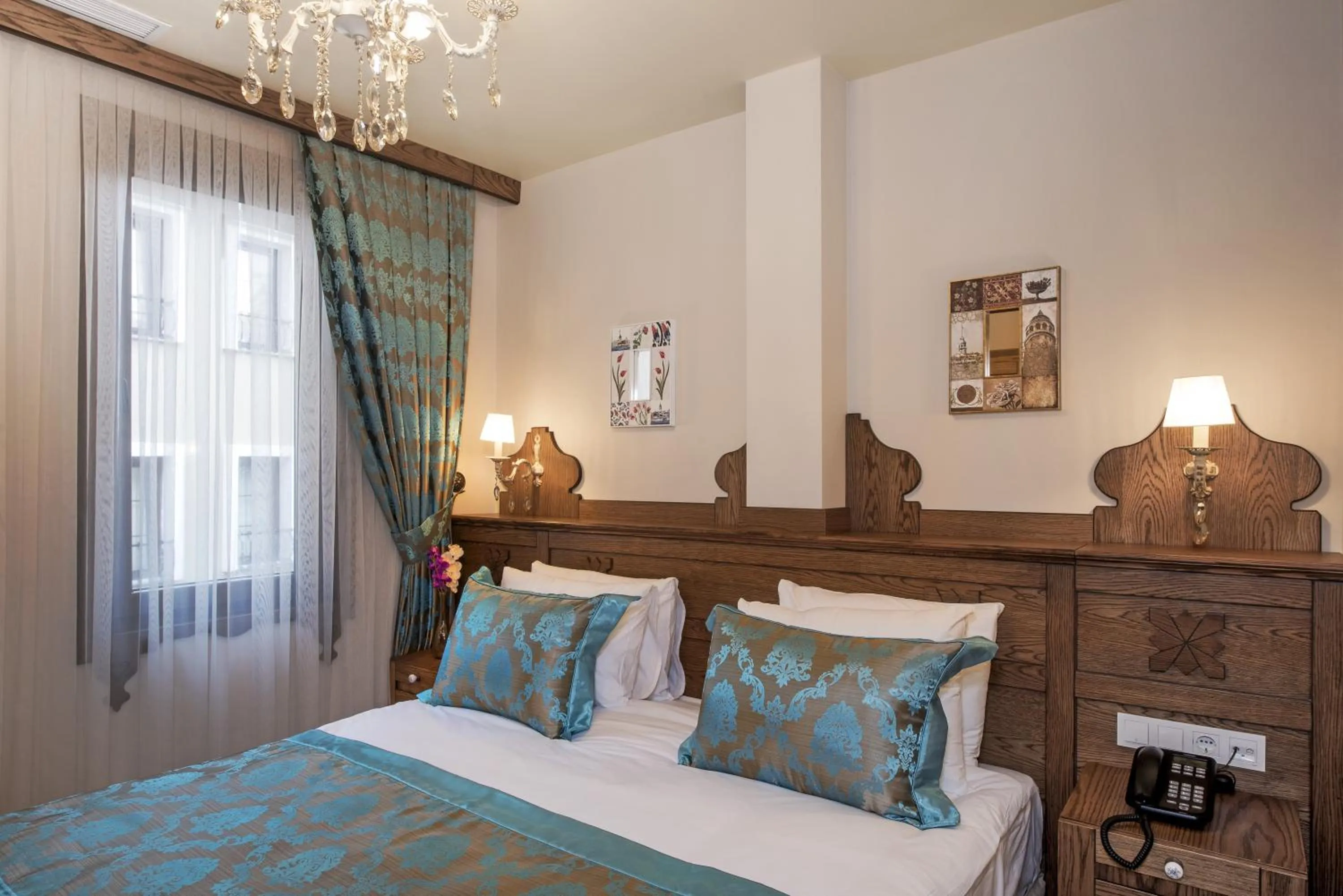 TV and multimedia, Bed in Perapolis Hotel