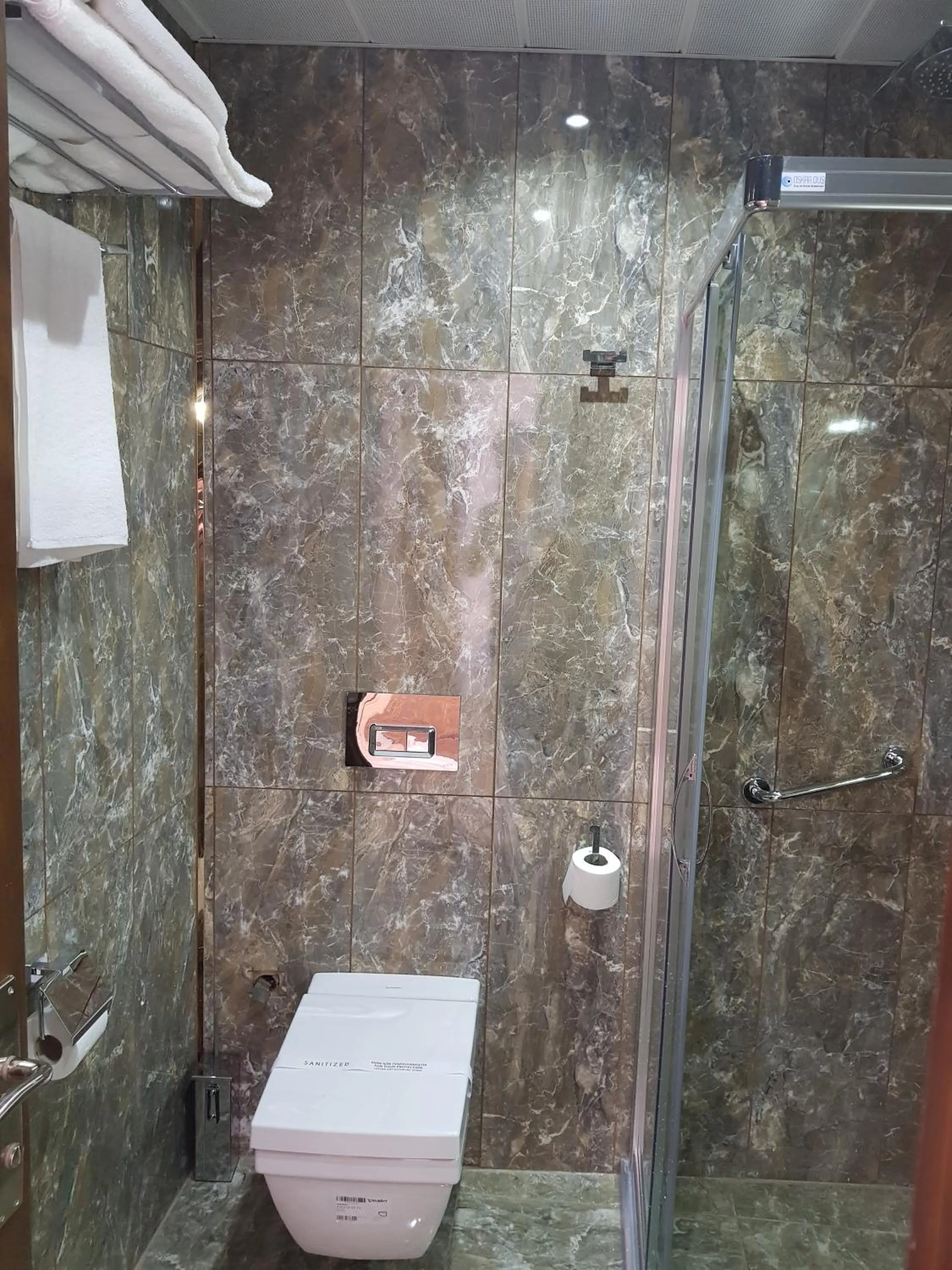 Shower in Perapolis Hotel