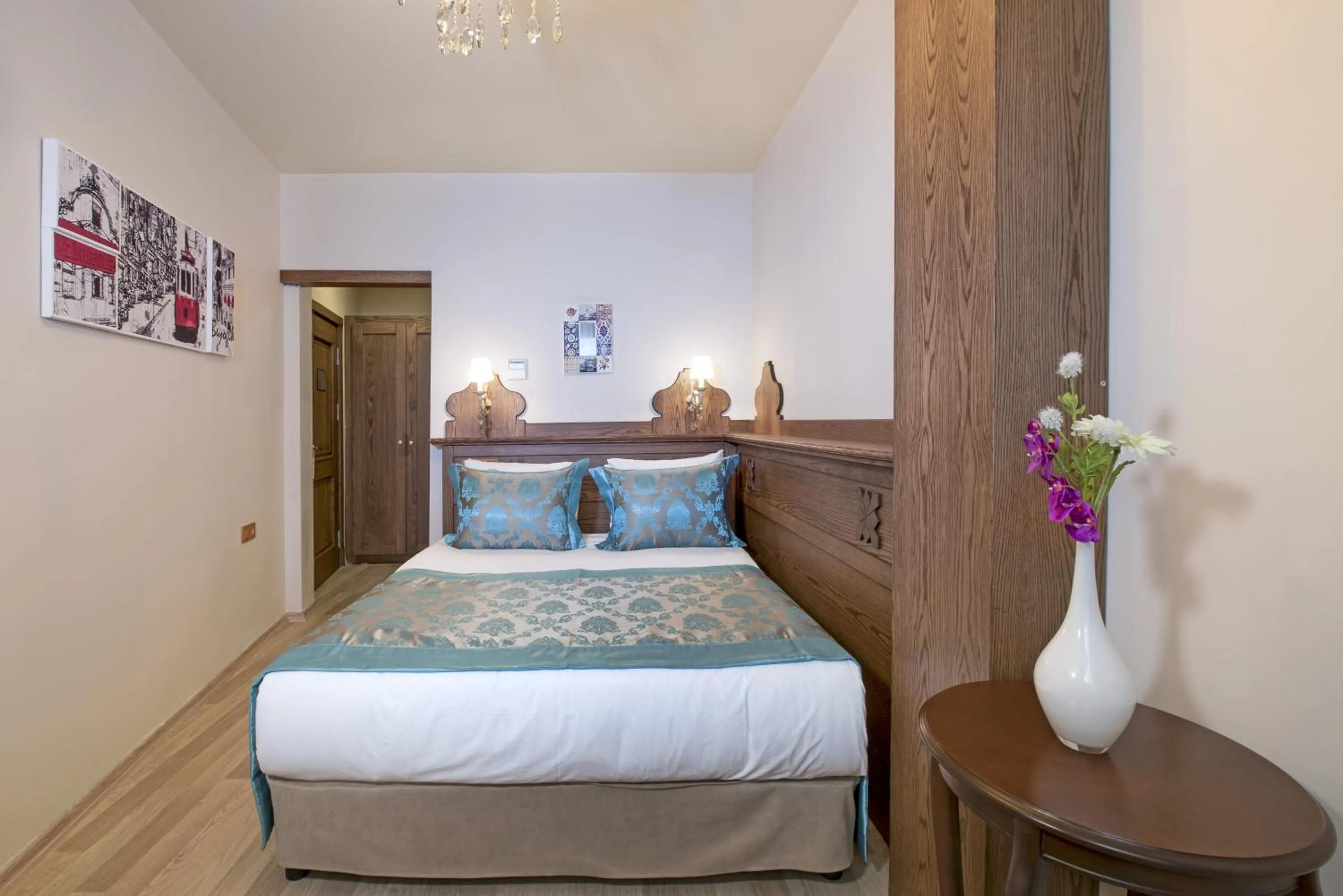 TV and multimedia, Bed in Perapolis Hotel