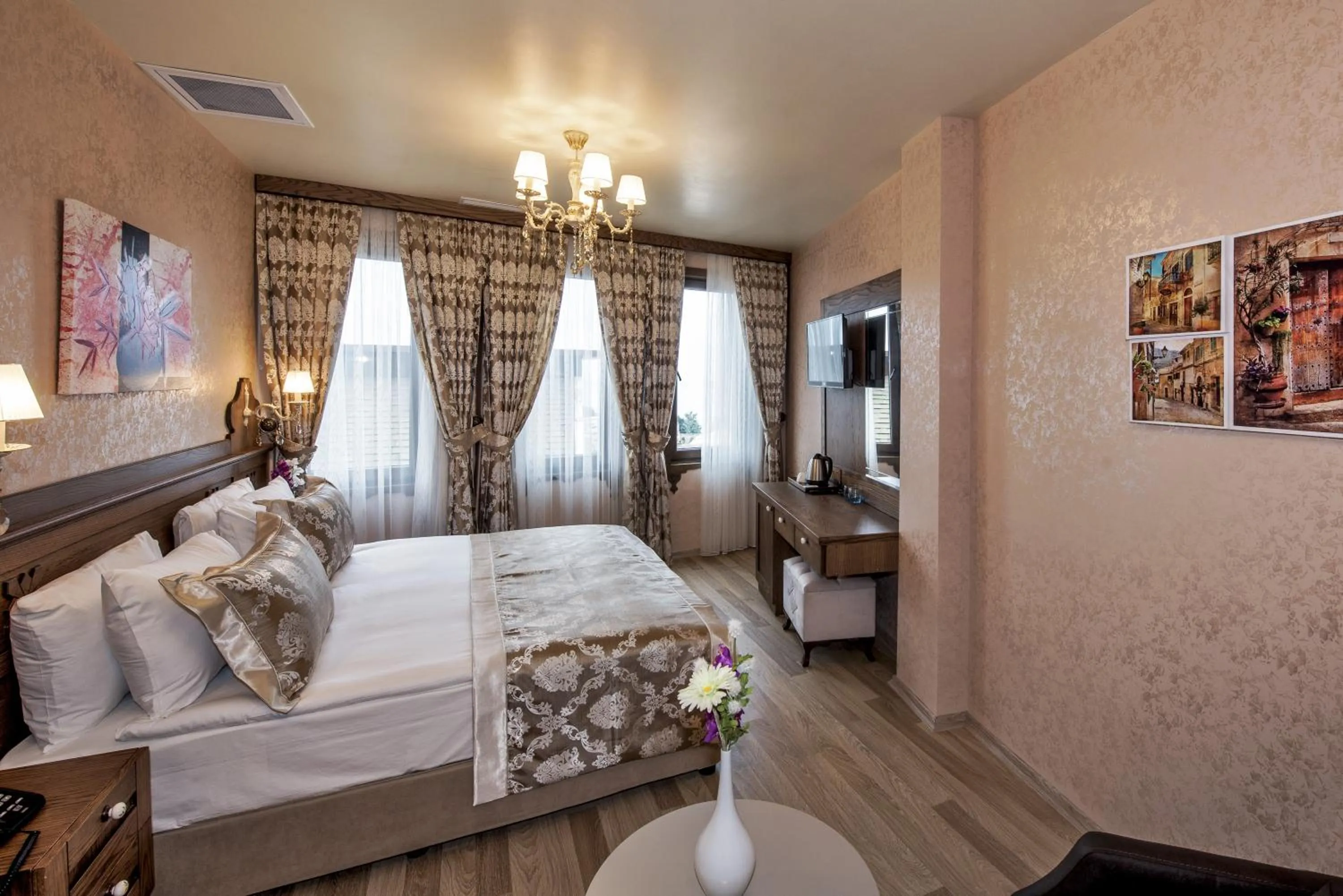 TV and multimedia, Bed in Perapolis Hotel