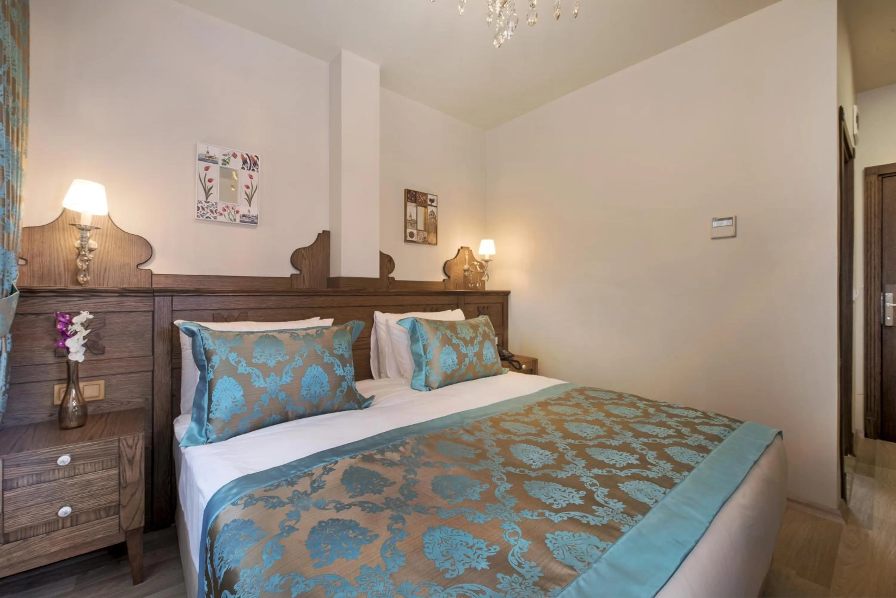 TV and multimedia, Bed in Perapolis Hotel