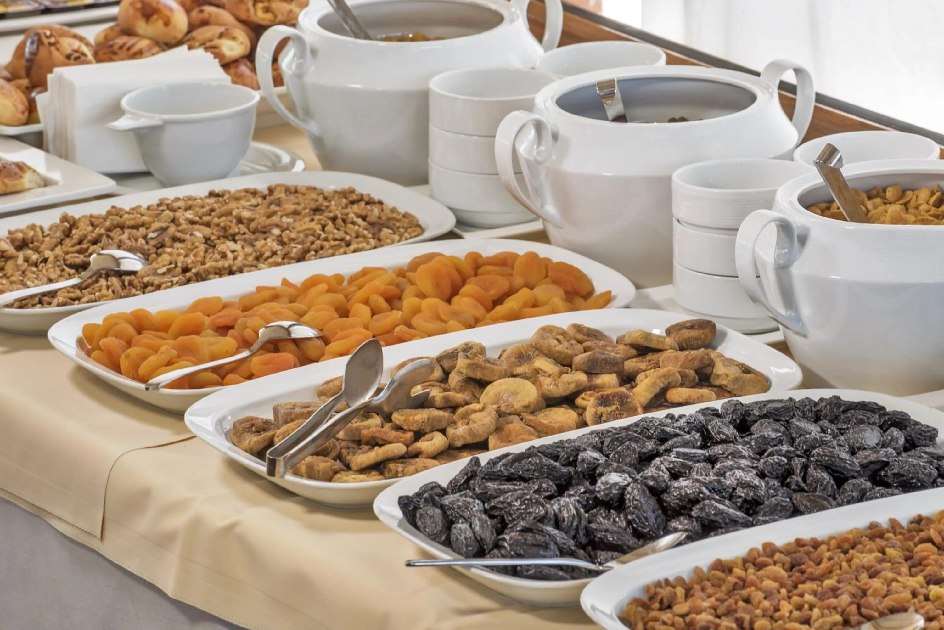 Restaurant/places to eat in Perapolis Hotel