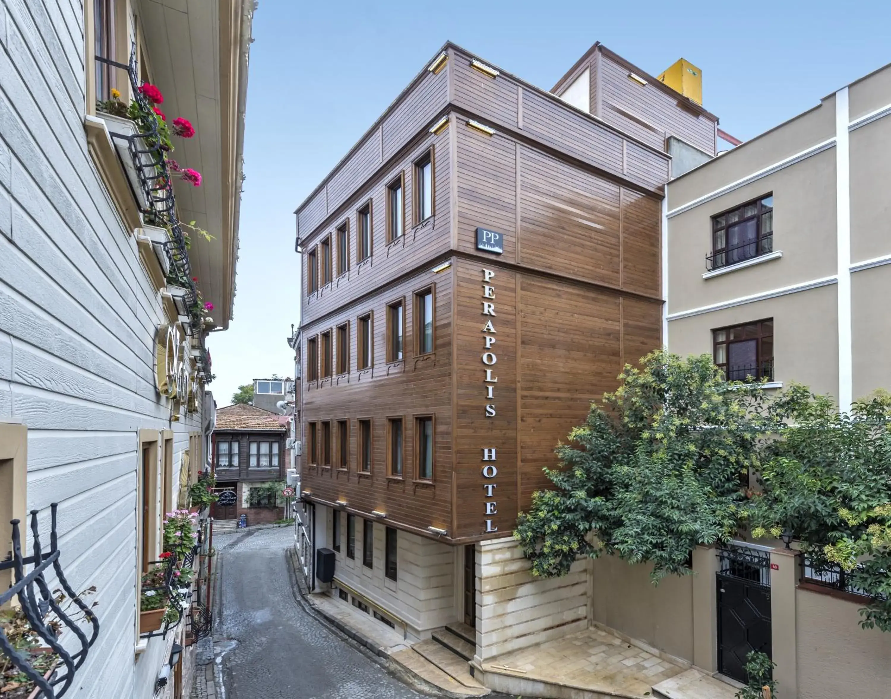 Facade/entrance in Perapolis Hotel Facade/entrance in Perapolis Hotel