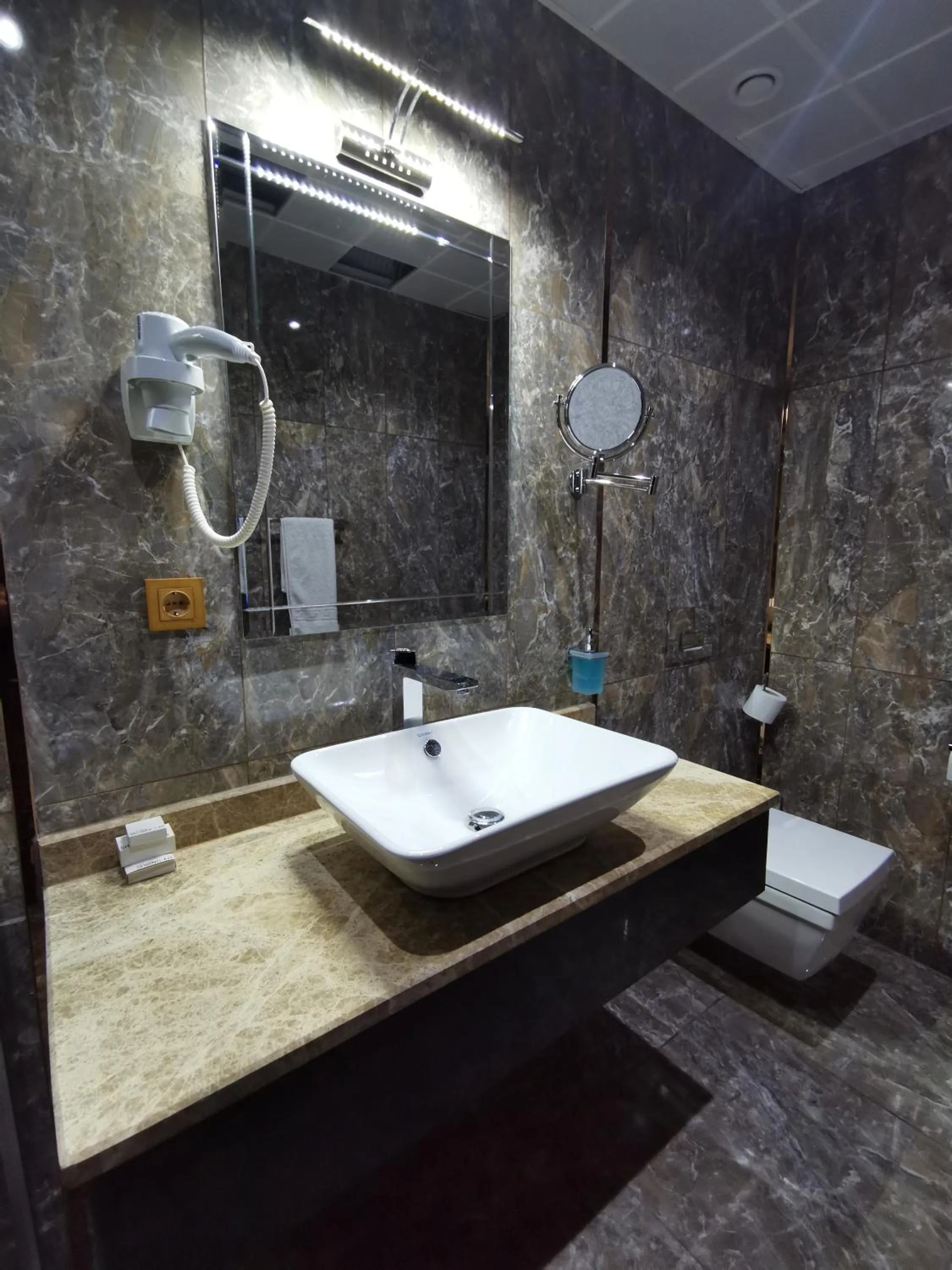Toilet in Perapolis Hotel