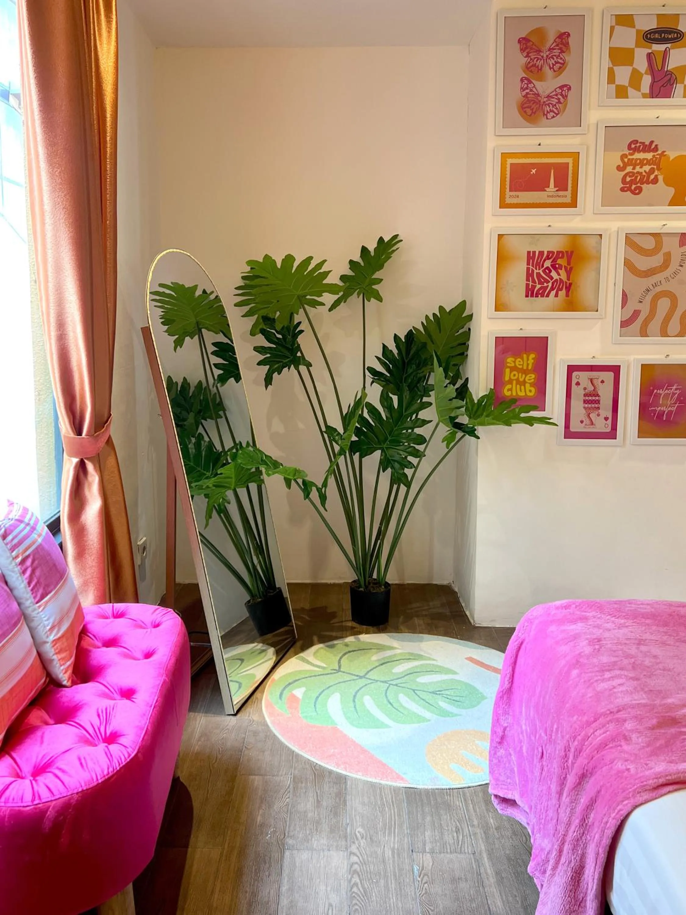 Seating area, Bed in Yellow Bee Tangerang