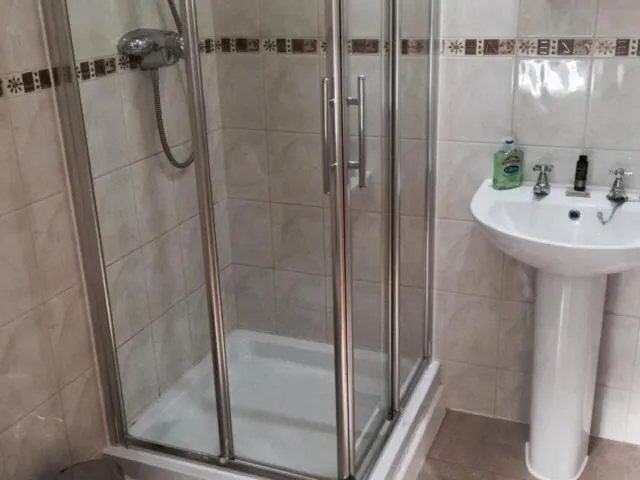 Bathroom in Woodpaddock Bed & Breakfast