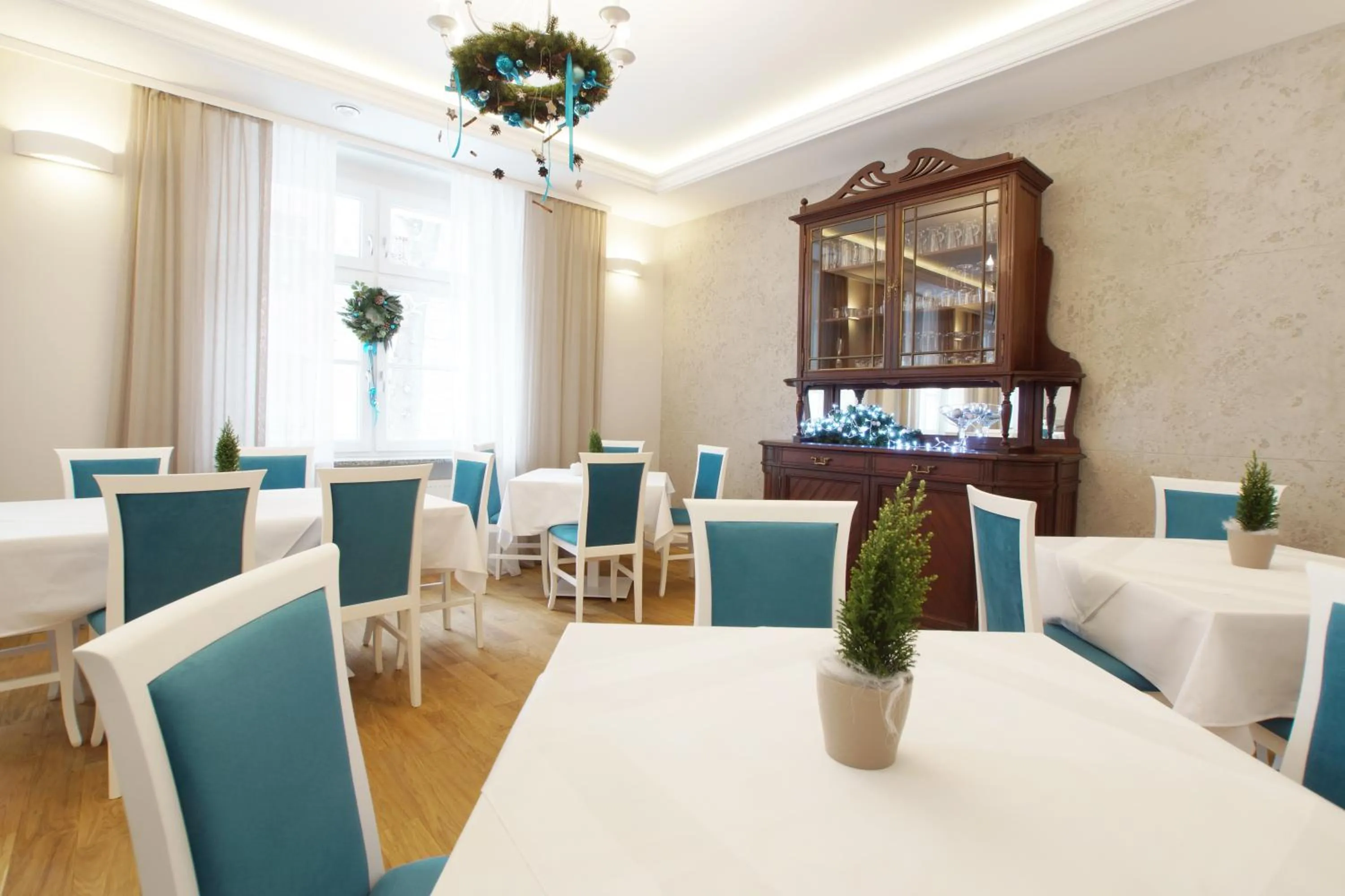 Restaurant/places to eat in Villa La Pierre